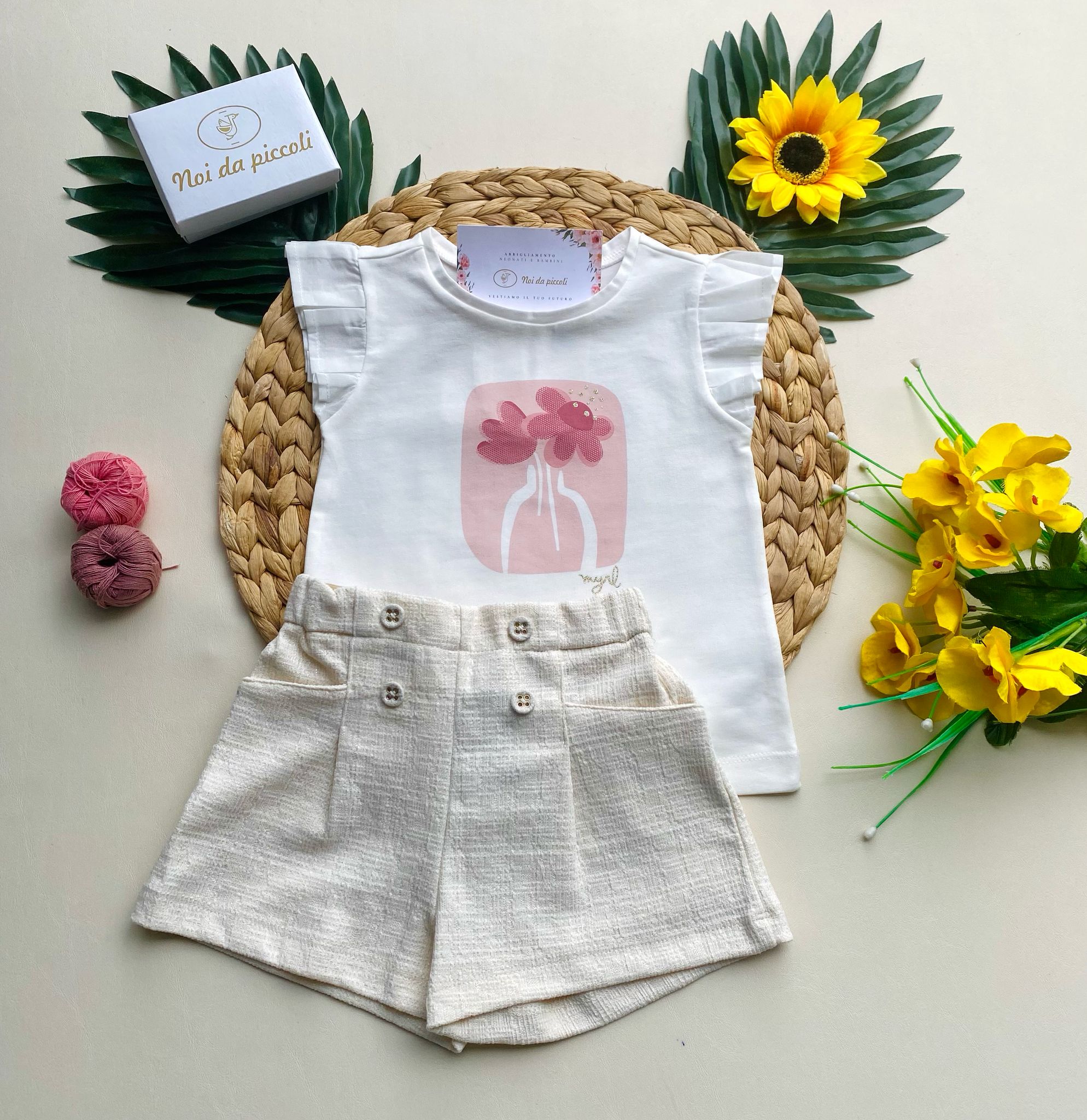 COMPLETO 2 PZ CON PANTALONCINO PANNA E MAGLIETTINA BIANCA CON DSEGNINI - Noi da piccoli