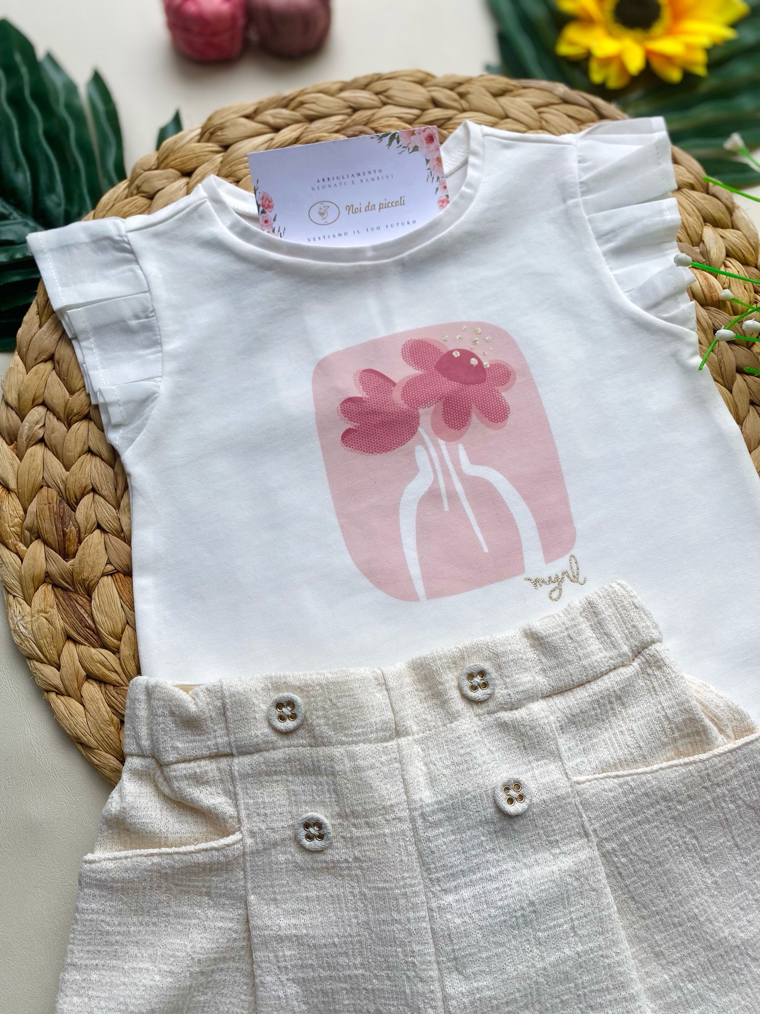 COMPLETO 2 PZ CON PANTALONCINO PANNA E MAGLIETTINA BIANCA CON DSEGNINI - Noi da piccoli