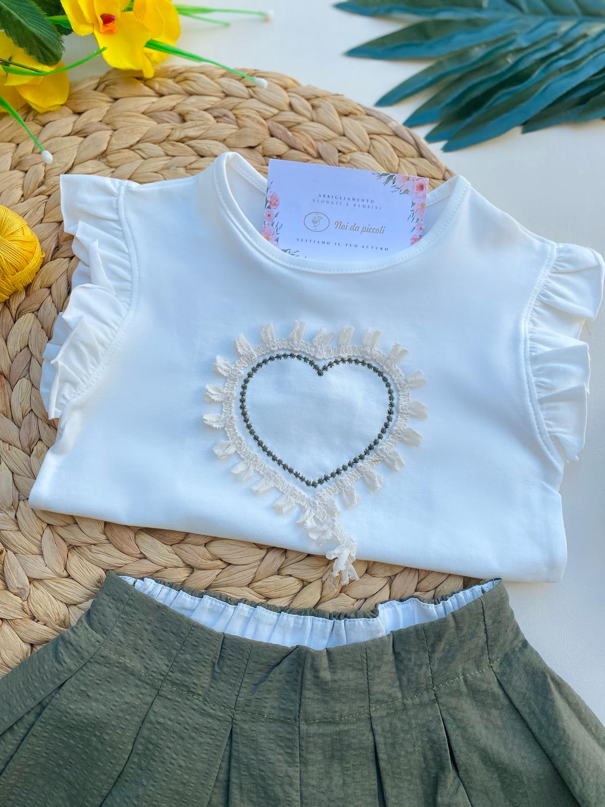 COMPLETO 2 PZ CON PANTALONCINO VERDE E MAGLIETTINA BIANCA CON CUORE CENTRALE - Noi da piccoli