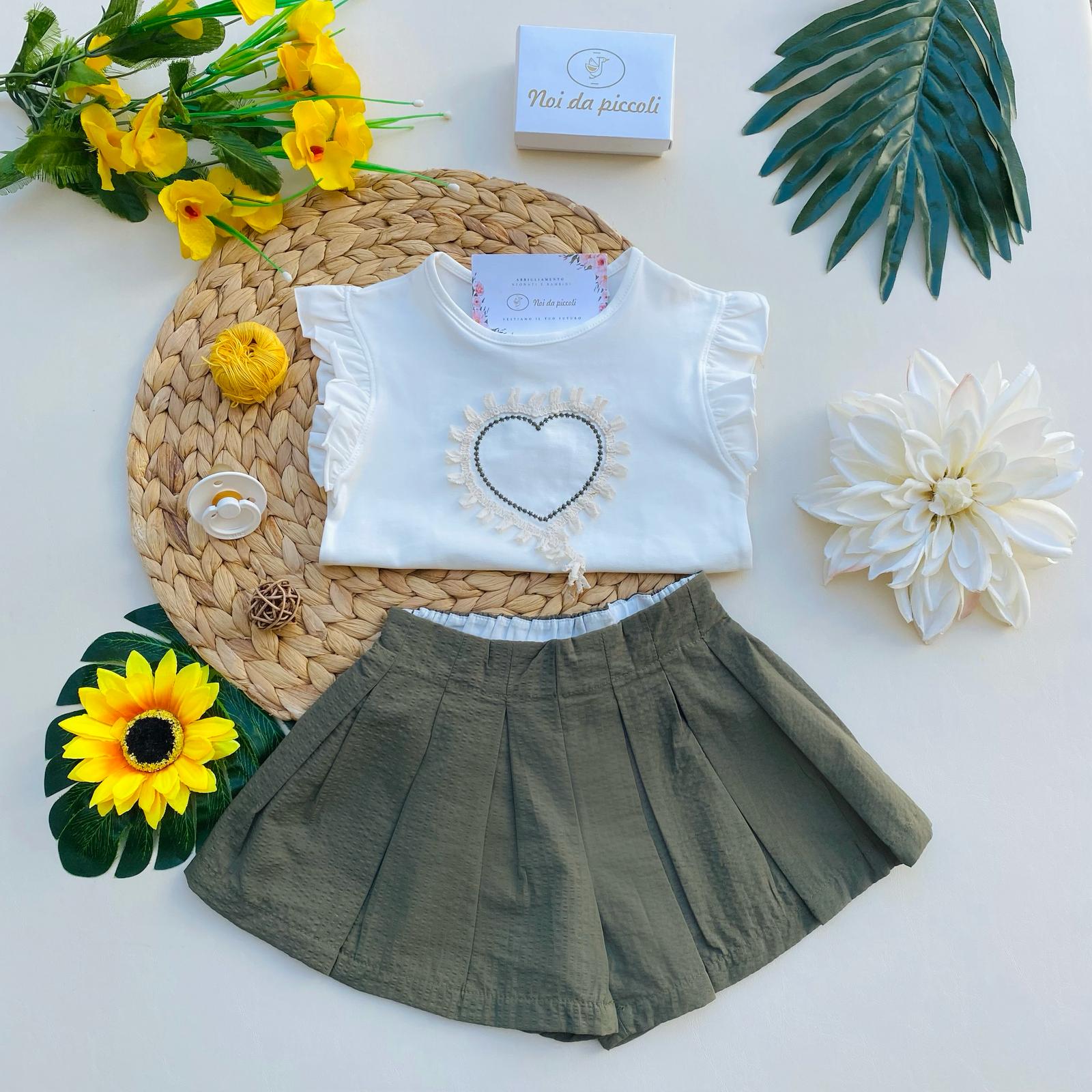 COMPLETO 2 PZ CON PANTALONCINO VERDE E MAGLIETTINA BIANCA CON CUORE CENTRALE - Noi da piccoli