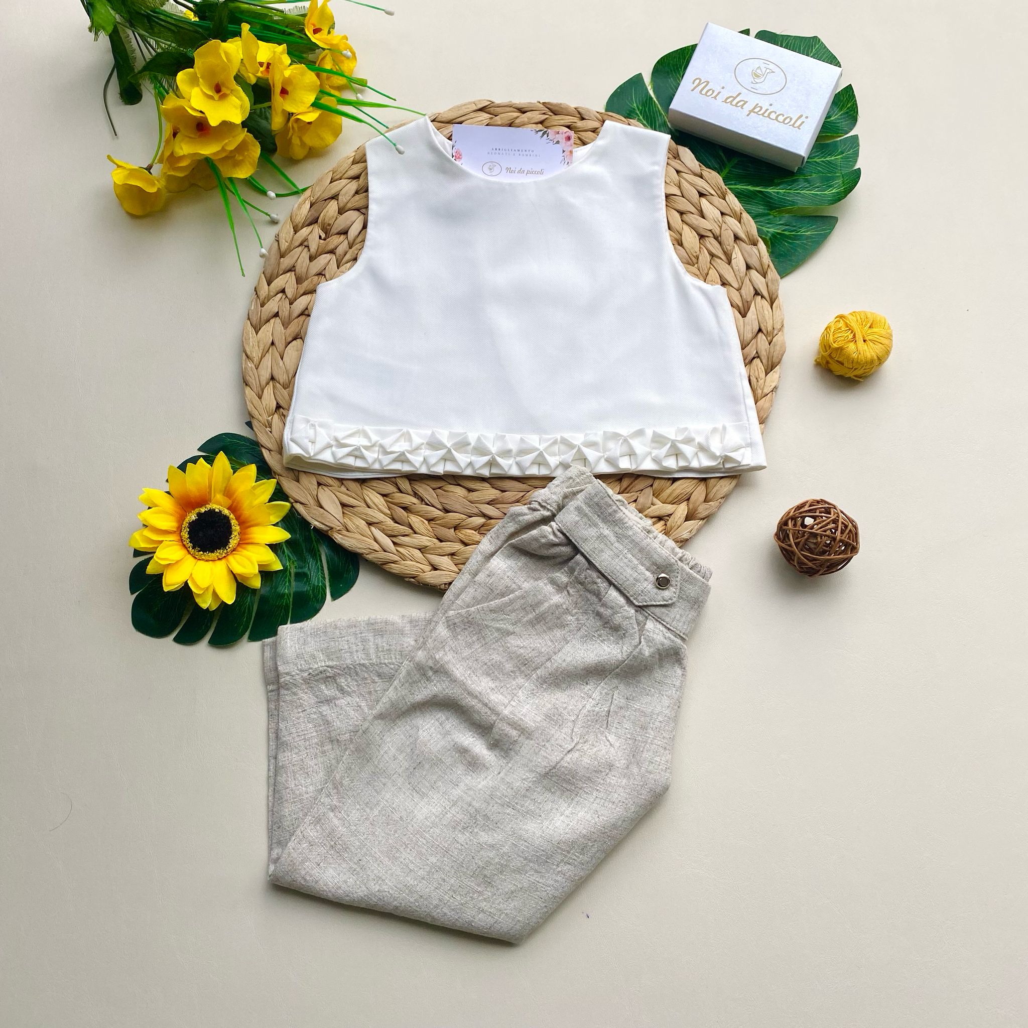 COMPLETO 2 PZ CON PANTALONE BEIGE E MAGLIETTINA BIANCA - Noi da piccoli