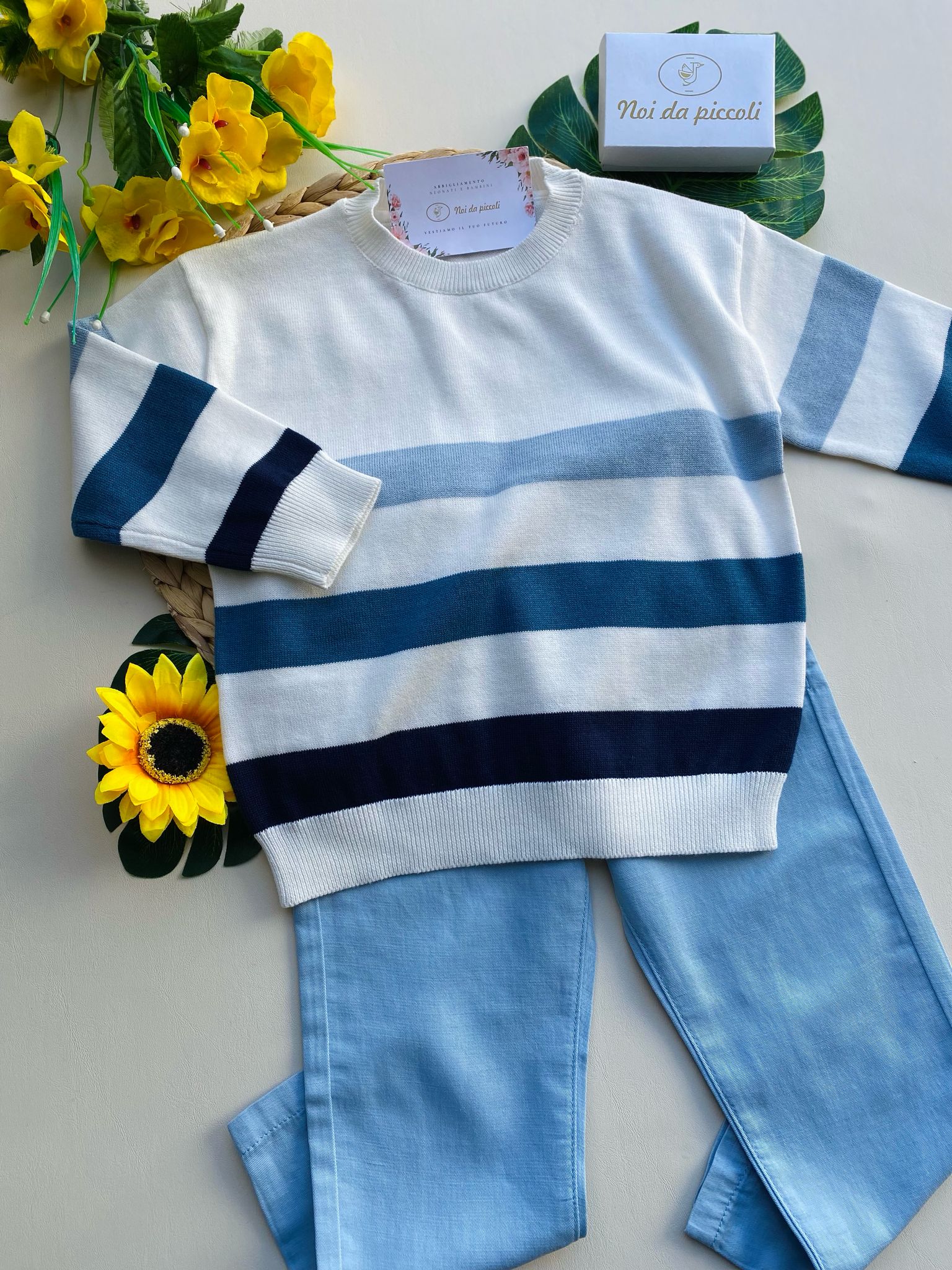 completo 2 pz con pantalone cielo e magliettina a righe su varie tonalità di blu - Noi da piccoli