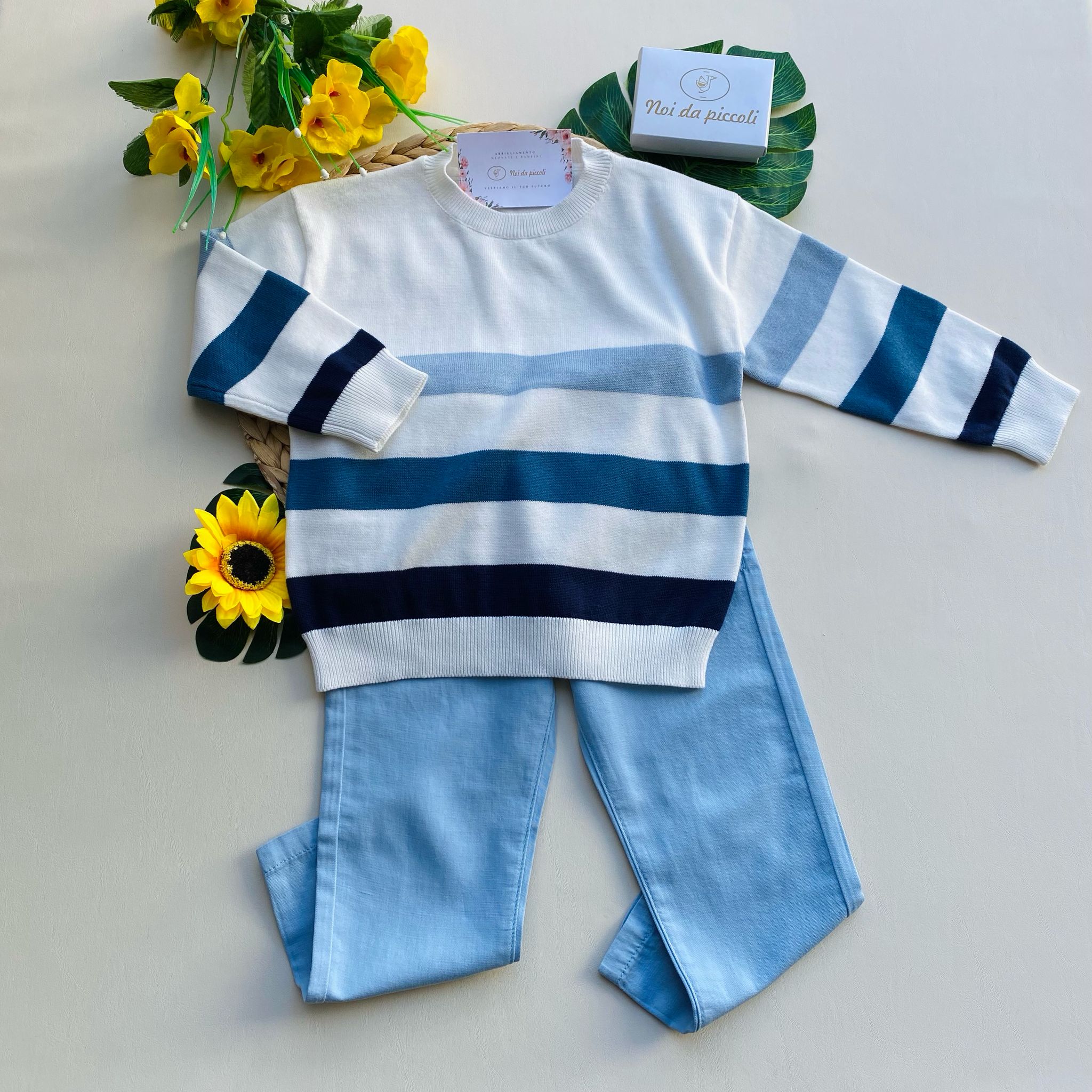 completo 2 pz con pantalone cielo e magliettina a righe su varie tonalità di blu - Noi da piccoli