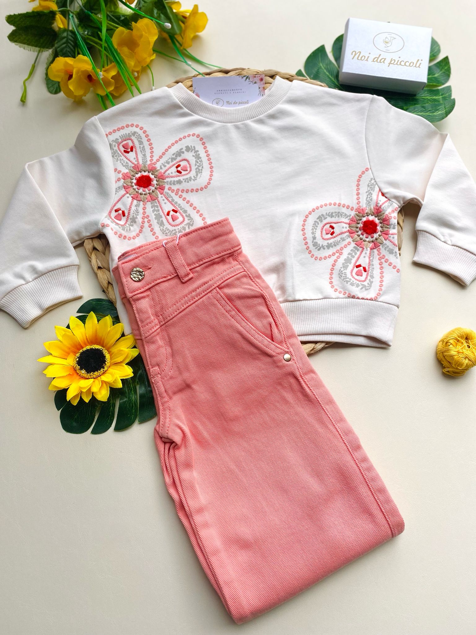 COMPLETO 2 PZ CON PANTALONE CORALL E MAGLIETTINA BIANCA CON FORELLINI - Noi da piccoli