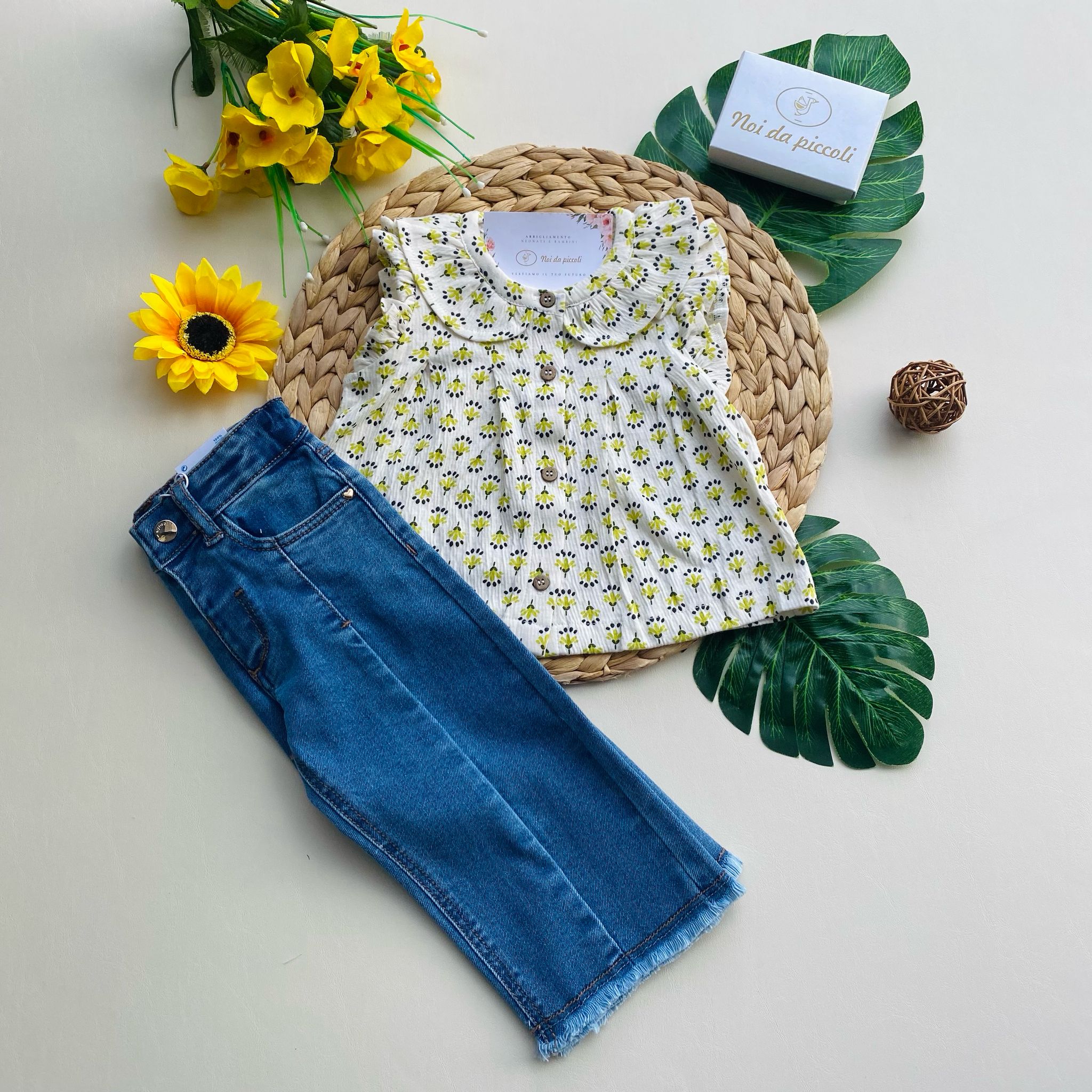 COMPLETO 2 PZ CON PANTALONE DI JEANS E MAGLIETTINA PANNA CON DISEGNINI - Noi da piccoli