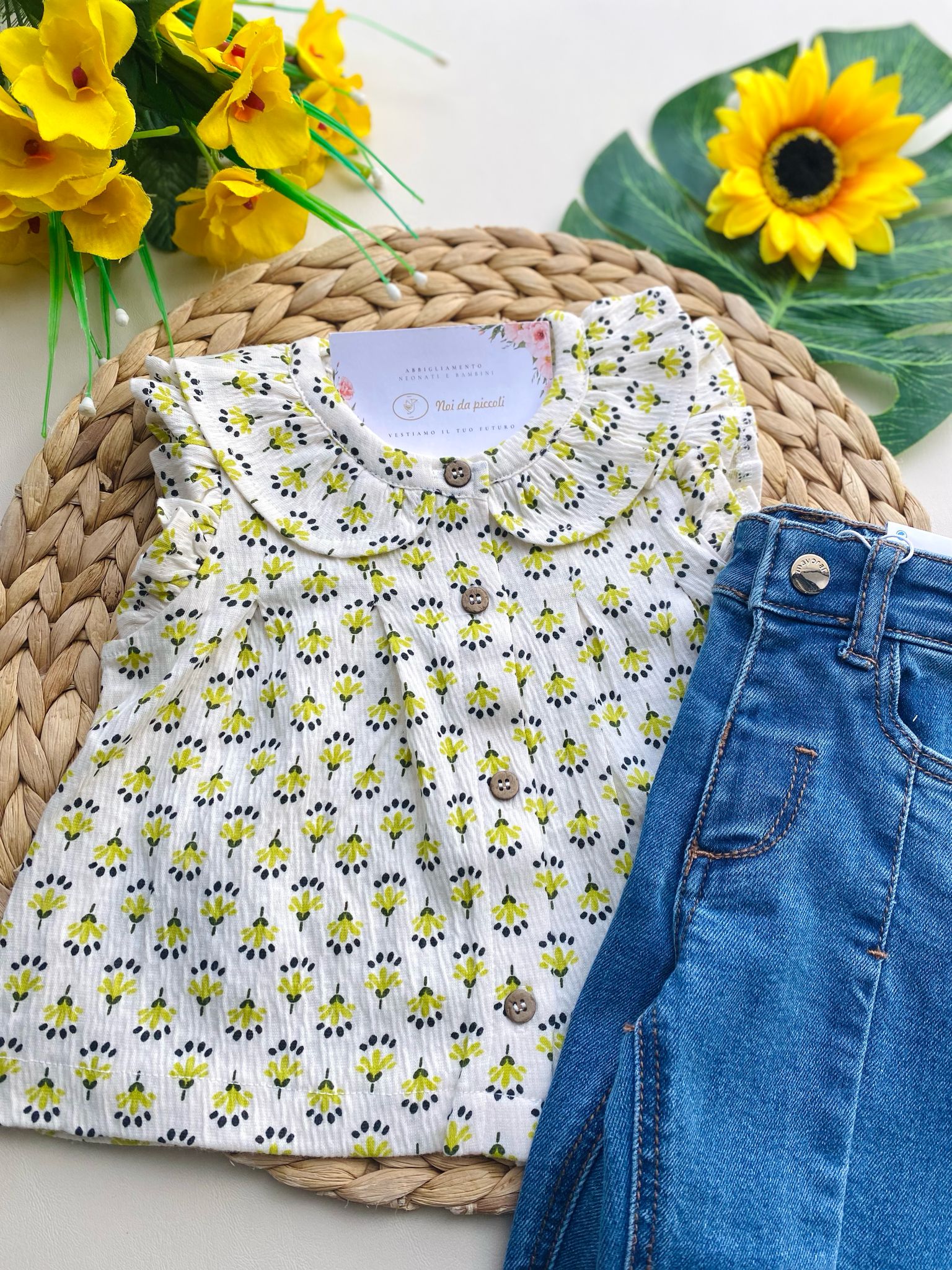 COMPLETO 2 PZ CON PANTALONE DI JEANS E MAGLIETTINA PANNA CON DISEGNINI - Noi da piccoli