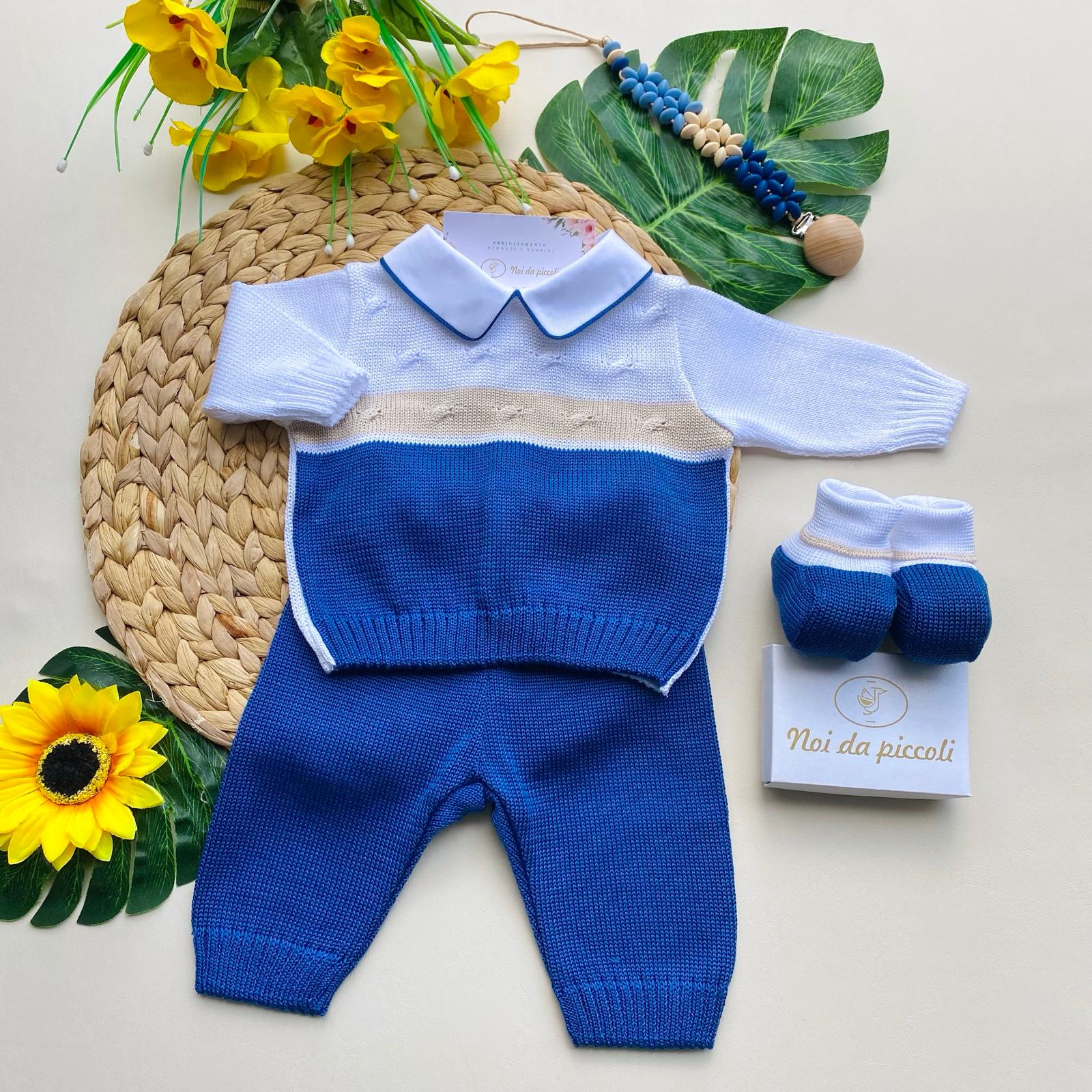 COMPLETO 2 PZ CON PANTALONE E MAGLIETTINA BIANCO BLU E BEIGE ABBINATO ALLE BABBUCCE - Noi da piccoli