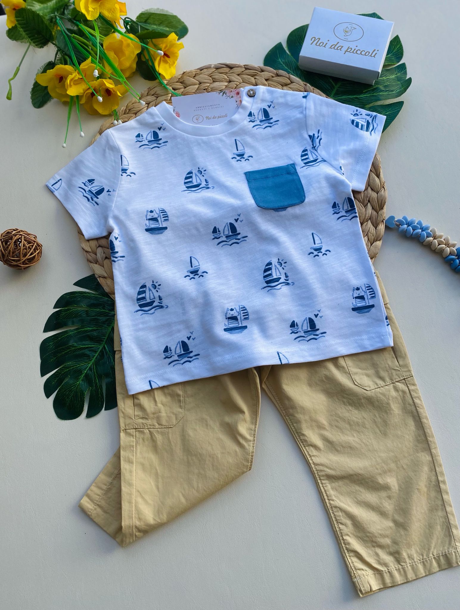 completo 2 pz con pantalone sabbia e magliettina bianca con navette blu - Noi da piccoli