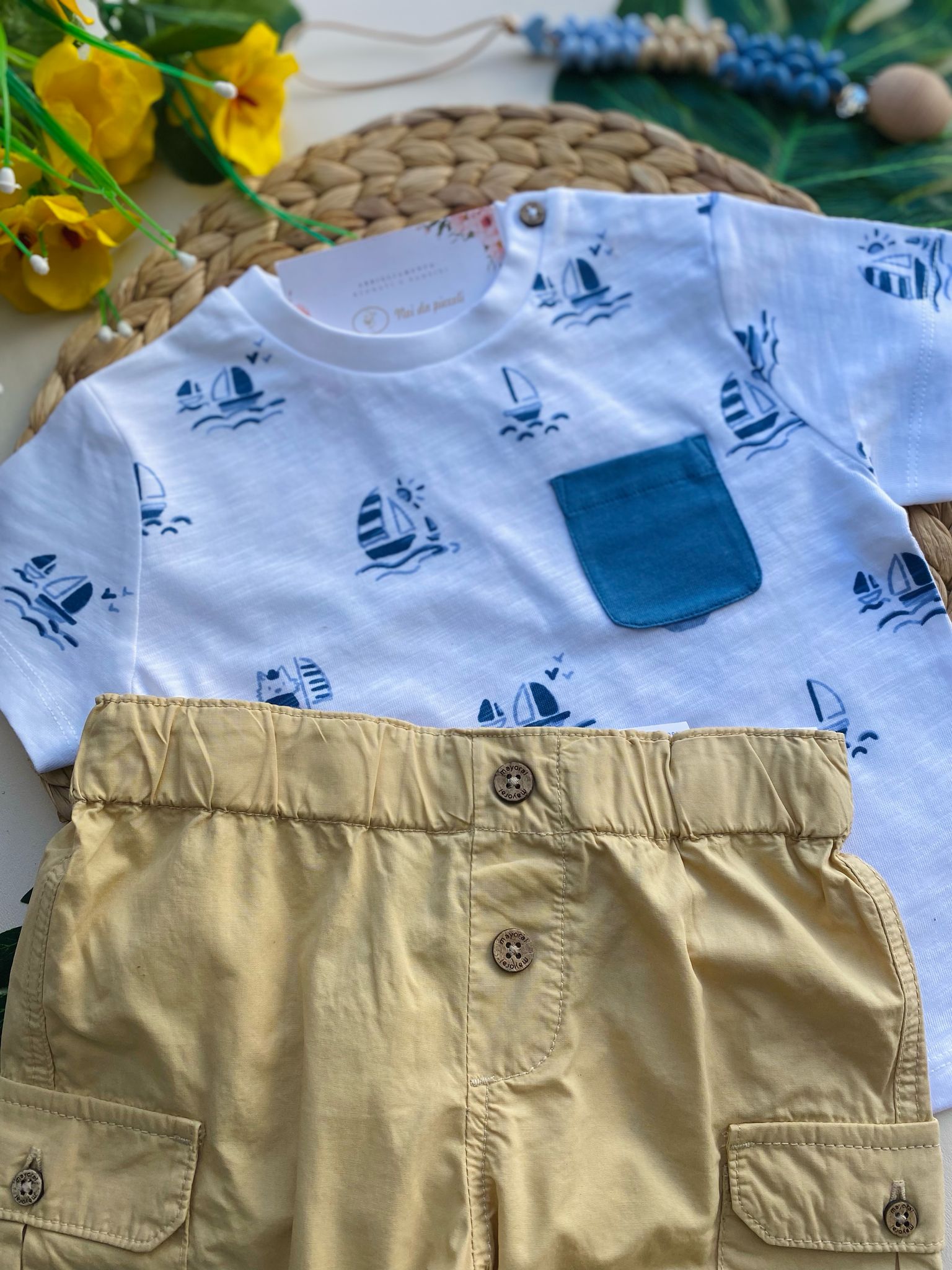 completo 2 pz con pantalone sabbia e magliettina bianca con navette blu - Noi da piccoli