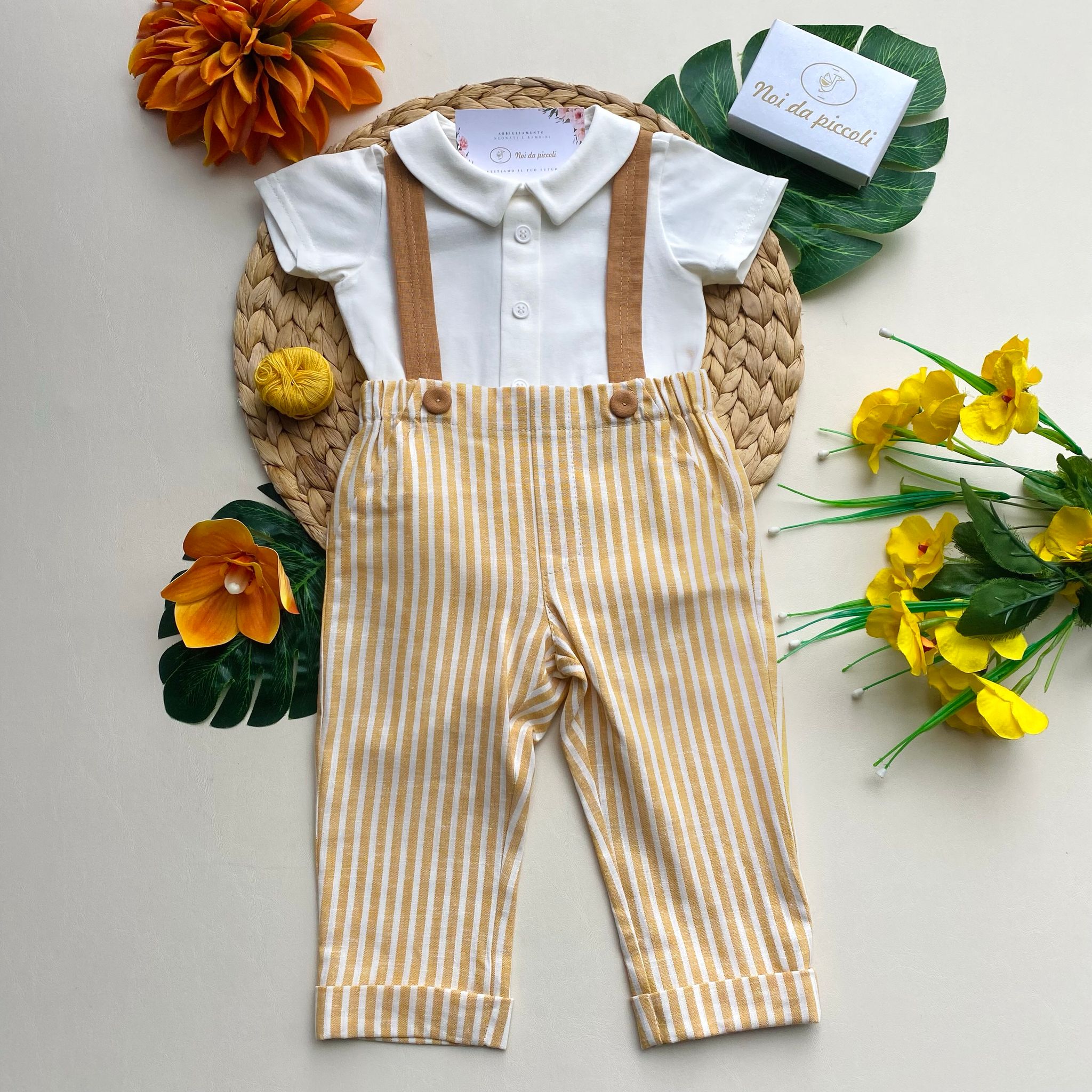 COMPLETO 2 PZ CON SALOPETTE A RIGHE BIANCO E SENAPE E MAGLIETTINA BIANCA - Noi da piccoli