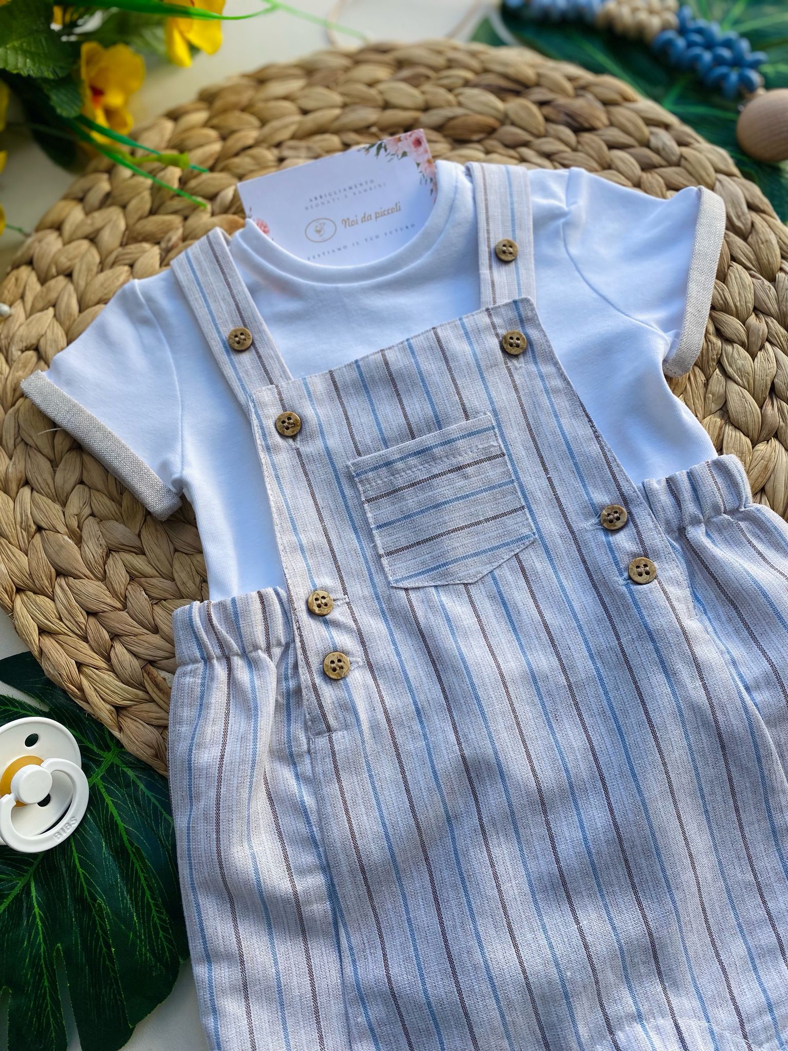 completo 2 pz Con salopette a righe cielo e beige e magliettina bianca - Noi da piccoli