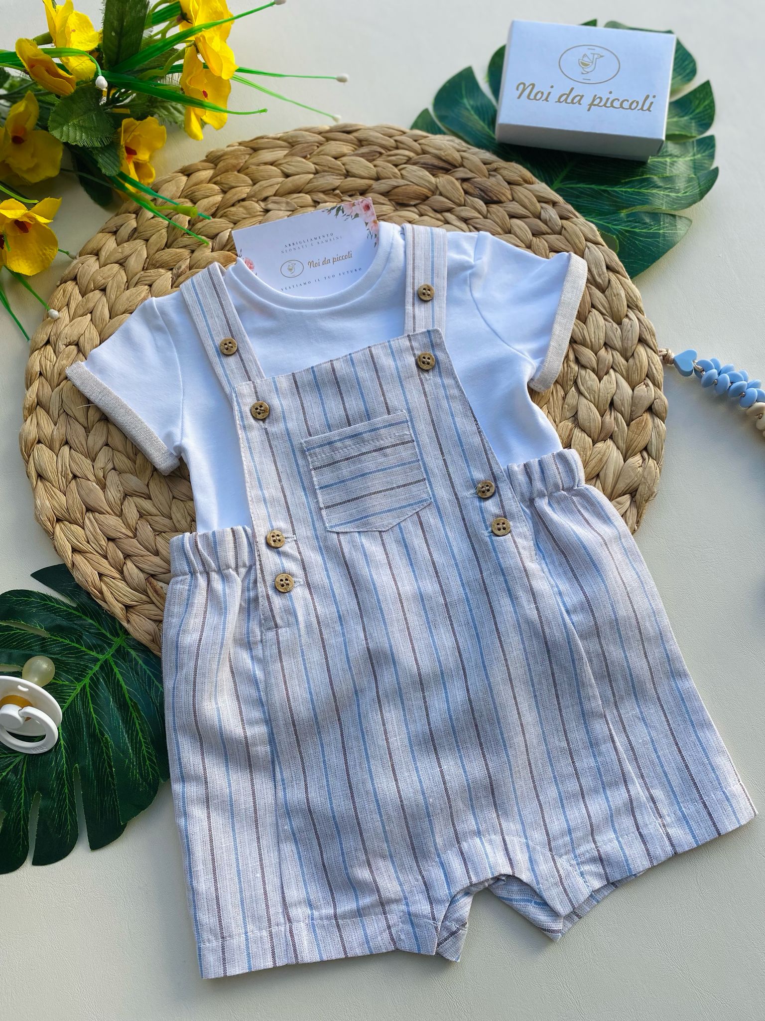 completo 2 pz Con salopette a righe cielo e beige e magliettina bianca - Noi da piccoli