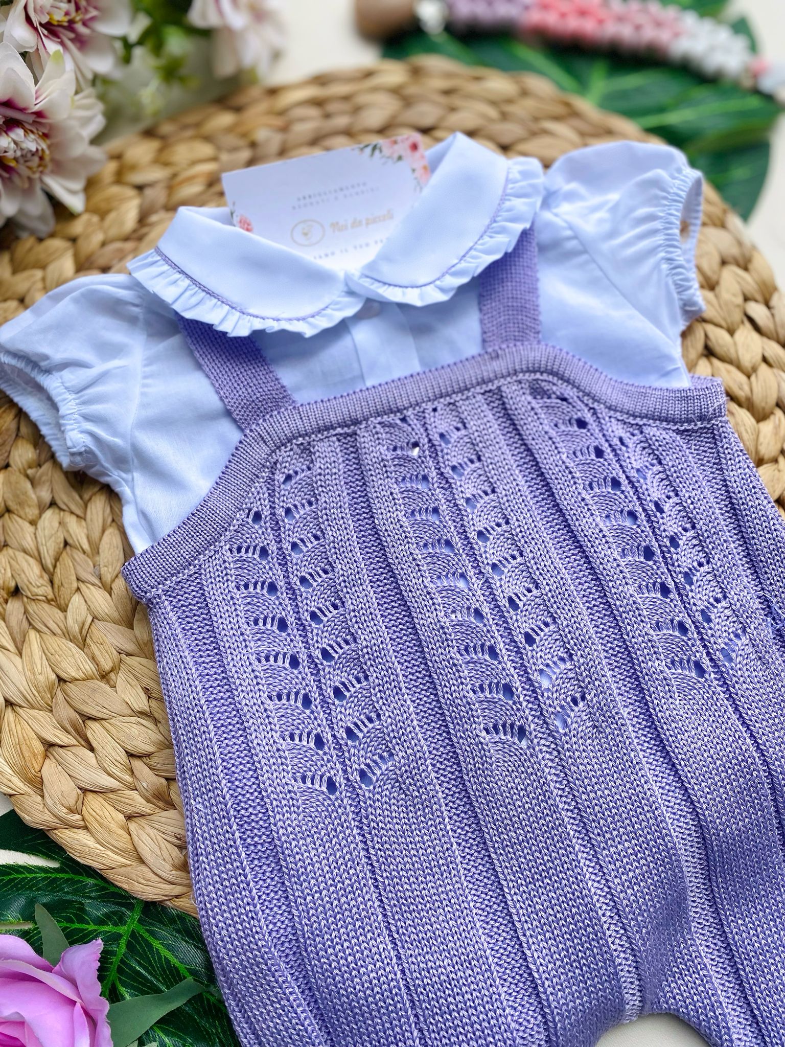 COMPLETO 2 PZ CON SALOPETTE LILLA E MAGLIETTINA BIANCA ABBINATA ALLE BABBUCCE - Noi da piccoli