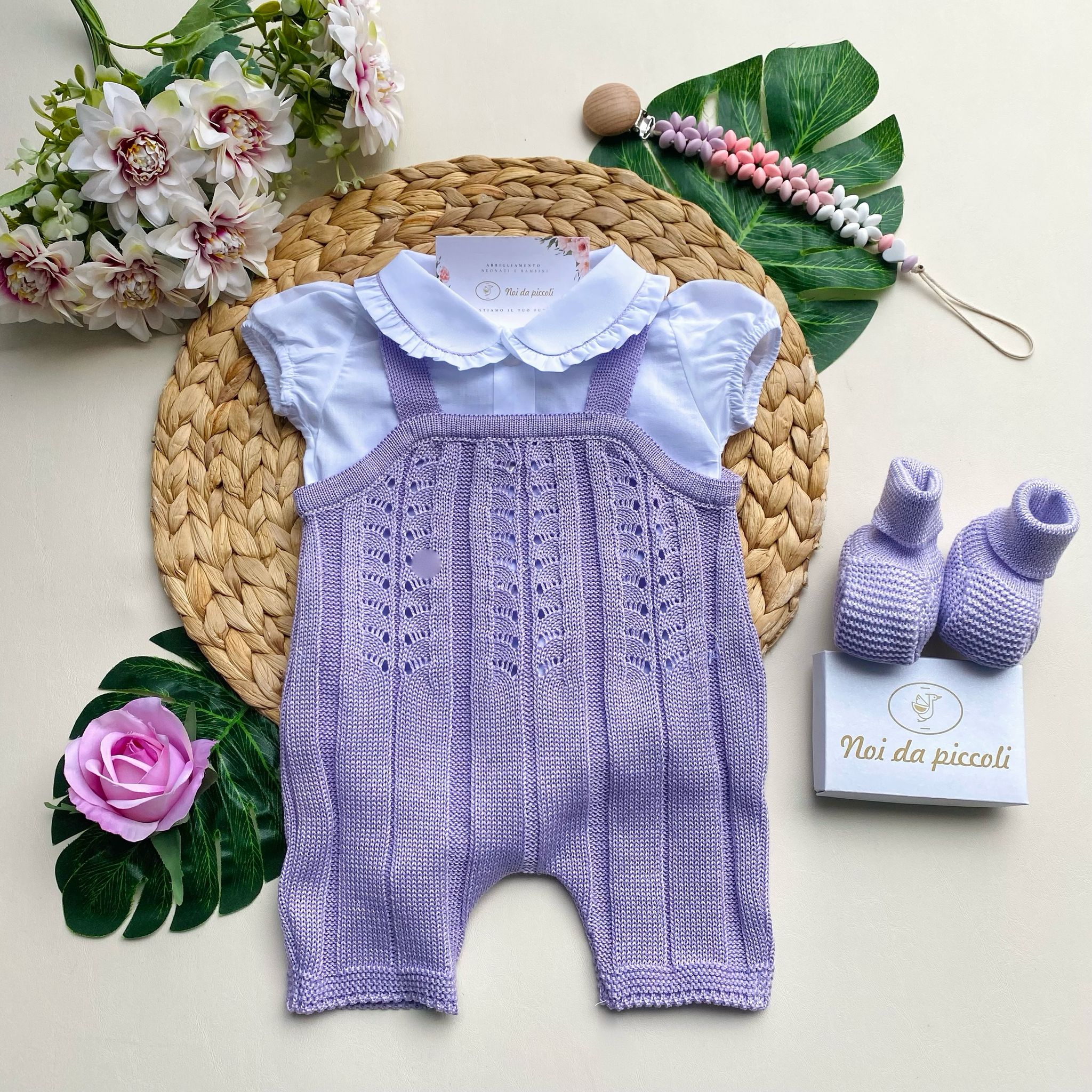 COMPLETO 2 PZ CON SALOPETTE LILLA E MAGLIETTINA BIANCA ABBINATA ALLE BABBUCCE - Noi da piccoli