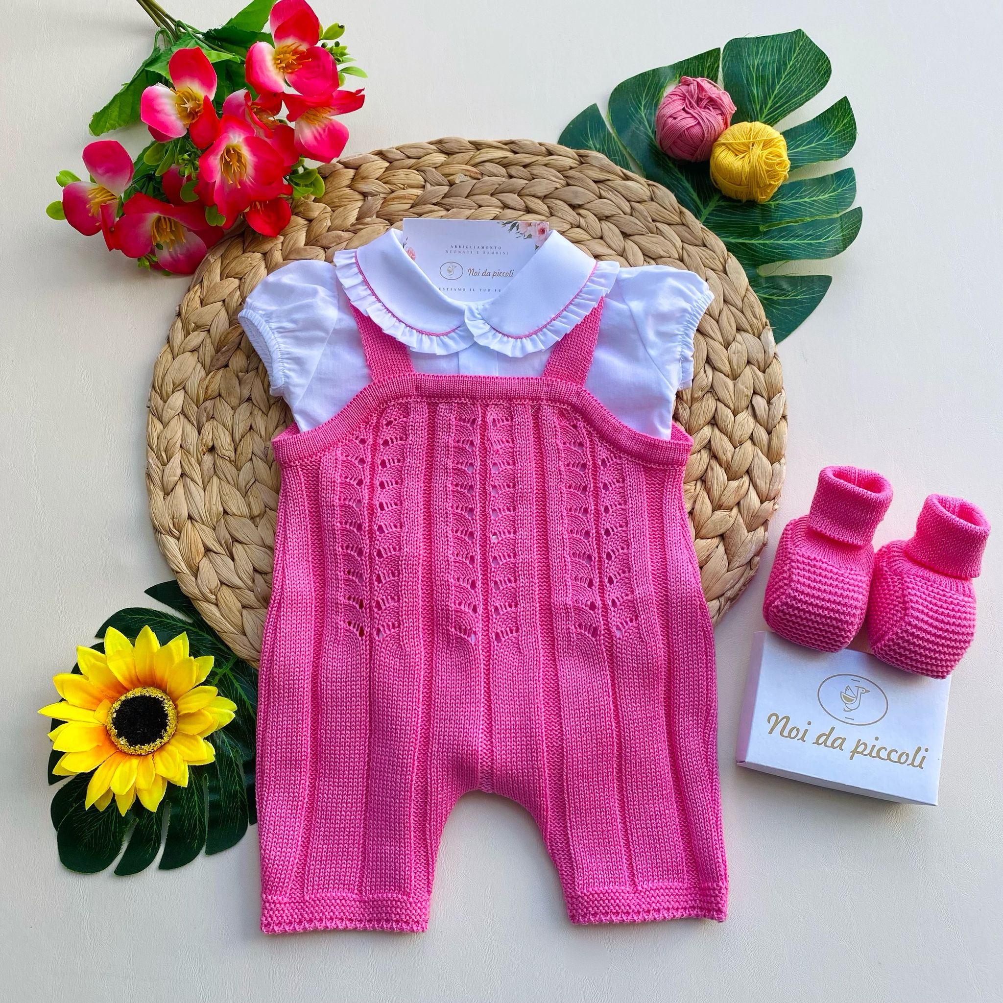 COMPLETO 2 PZ CON SALOPETTE ORTENSIA E MAGLIETTINA BIANCA CON BABBUCCE - Noi da piccoli