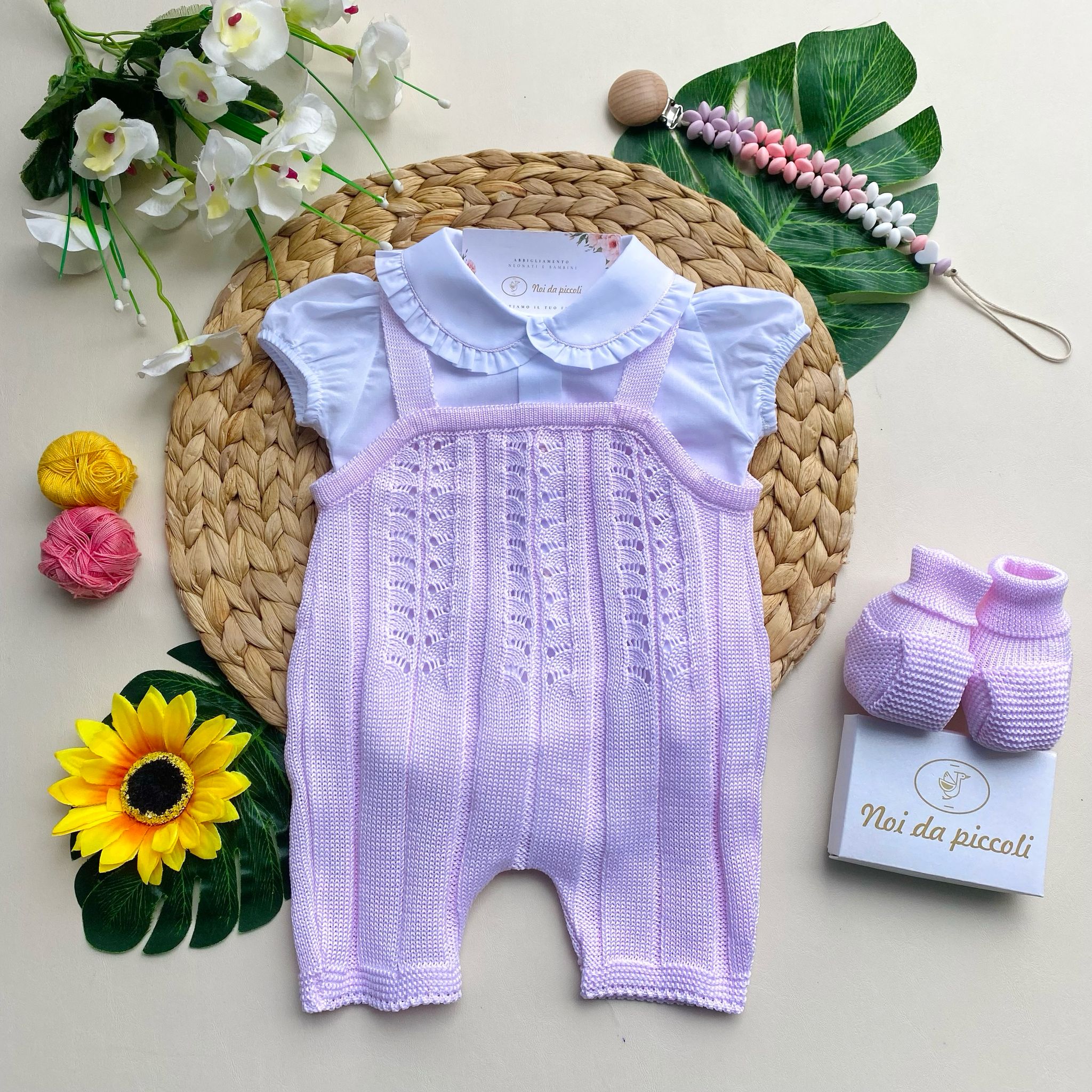 COMPLETO 2 PZ CON SALOPETTE ROSA E MAGLIETTINA BIANCA ABBINATA ALLE BABBUCCE - Noi da piccoli