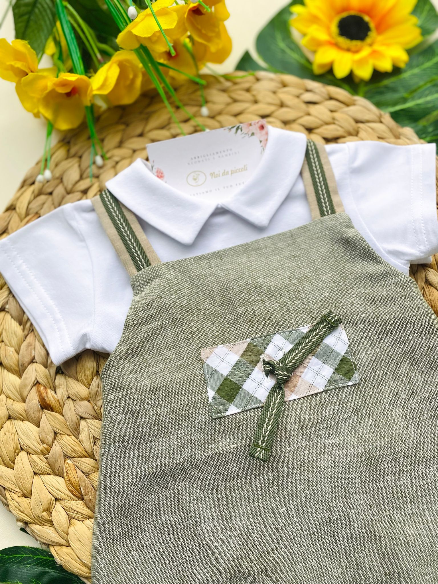 COMPLETO 2 PZ CON SALOPETTE VERDE E MAGLIETTINA BIANCA - Noi da piccoli