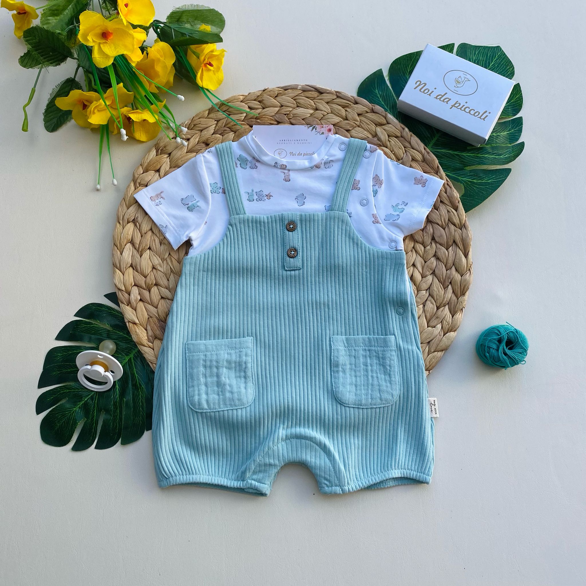 completo 2 pz con salopette verde e magliettina bianca a fantasia - Noi da piccoli