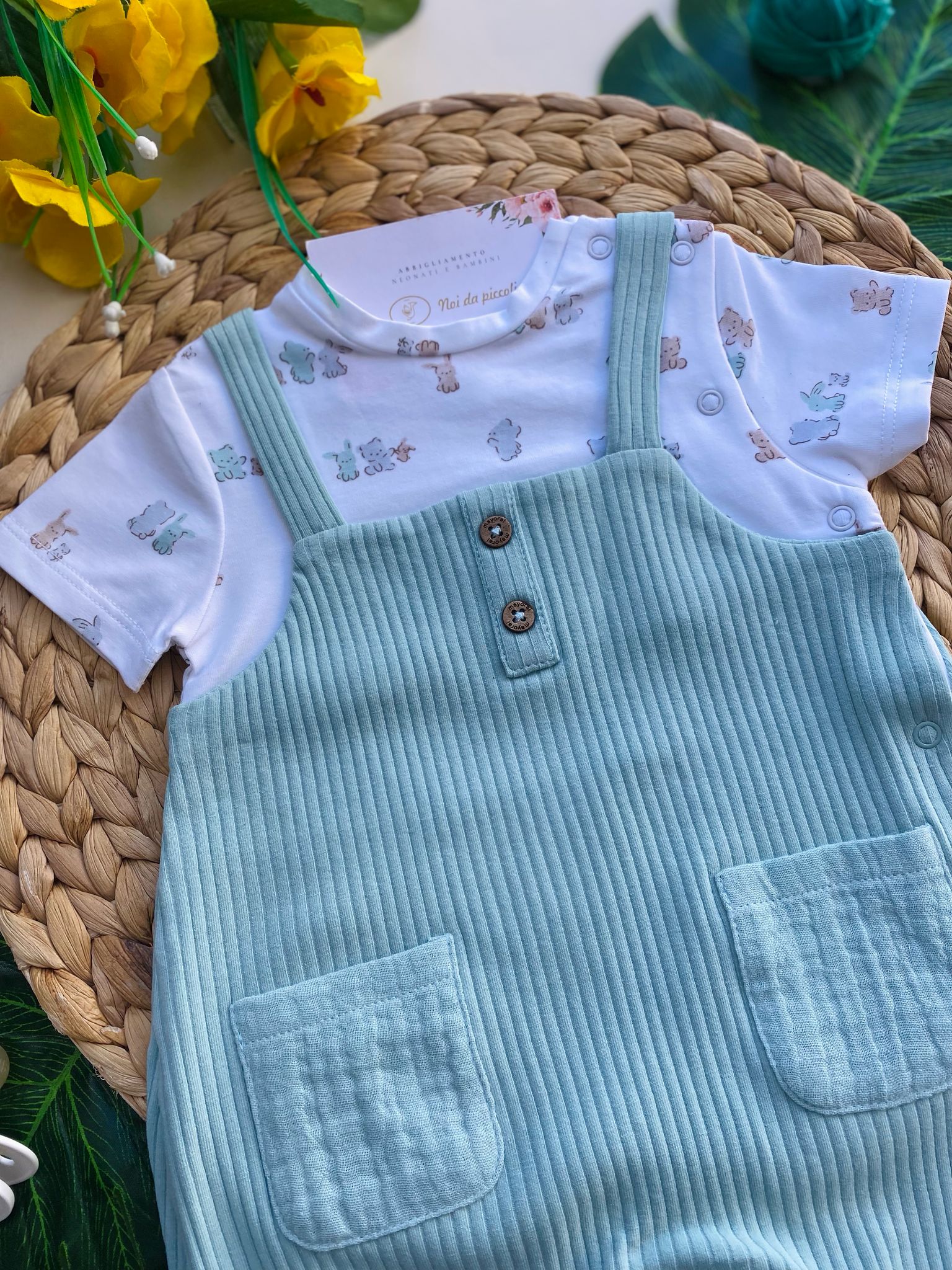 completo 2 pz con salopette verde e magliettina bianca a fantasia - Noi da piccoli