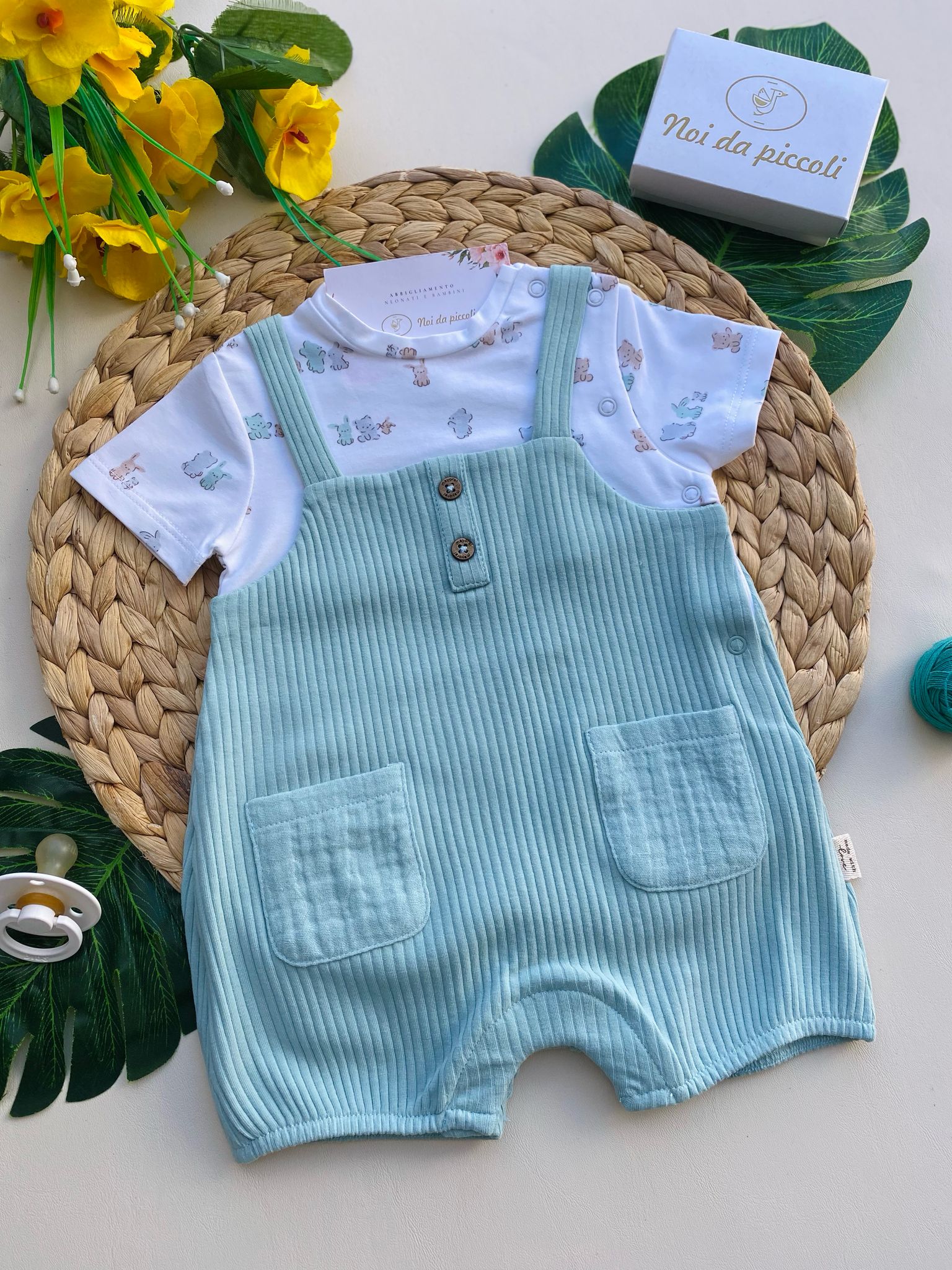 completo 2 pz con salopette verde e magliettina bianca a fantasia - Noi da piccoli