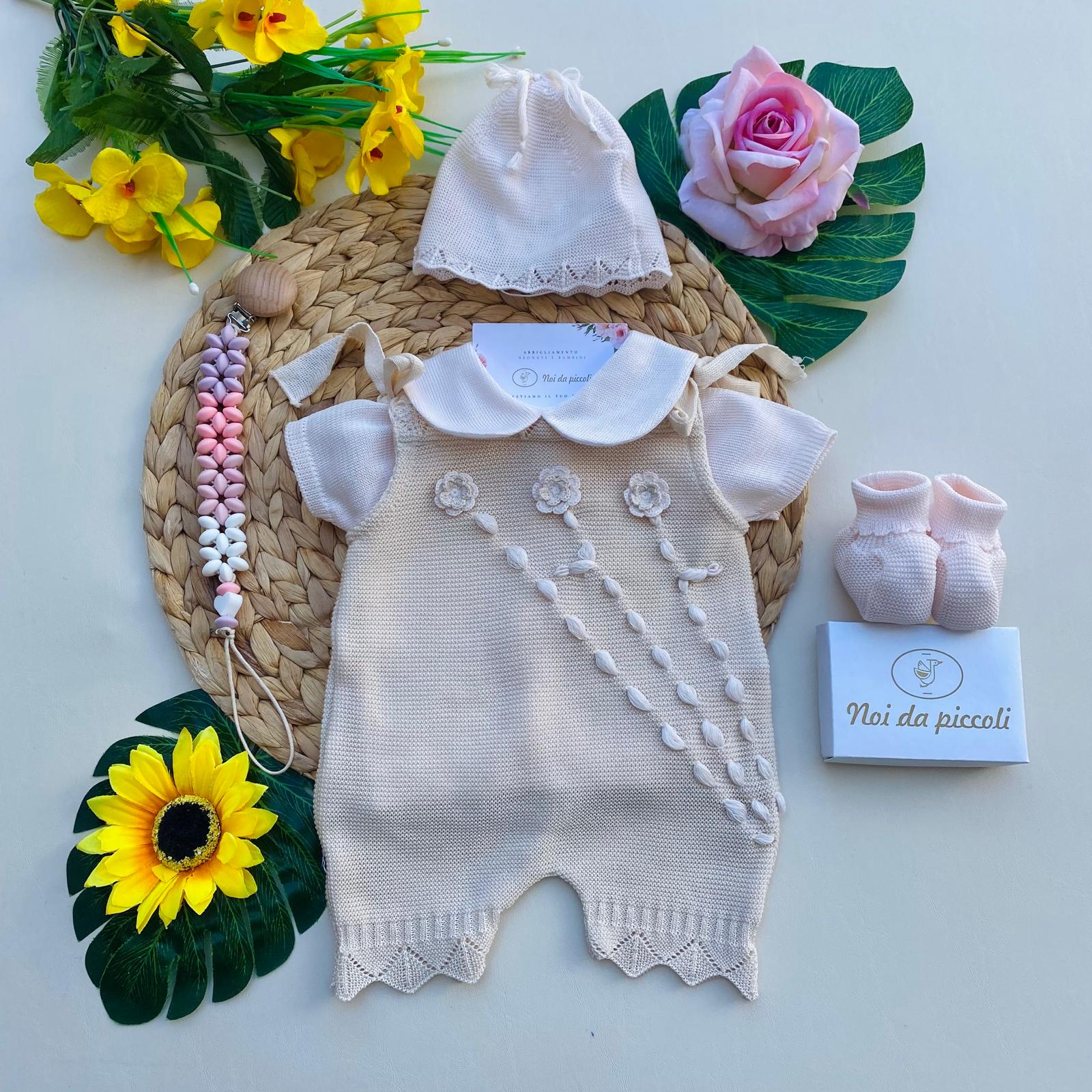 COMPLETO 2 PZ CON SET PARURE E SALOPETTE BEIGE CON FIORELLINI ROSA E MAGLIETTINA - Noi da piccoli