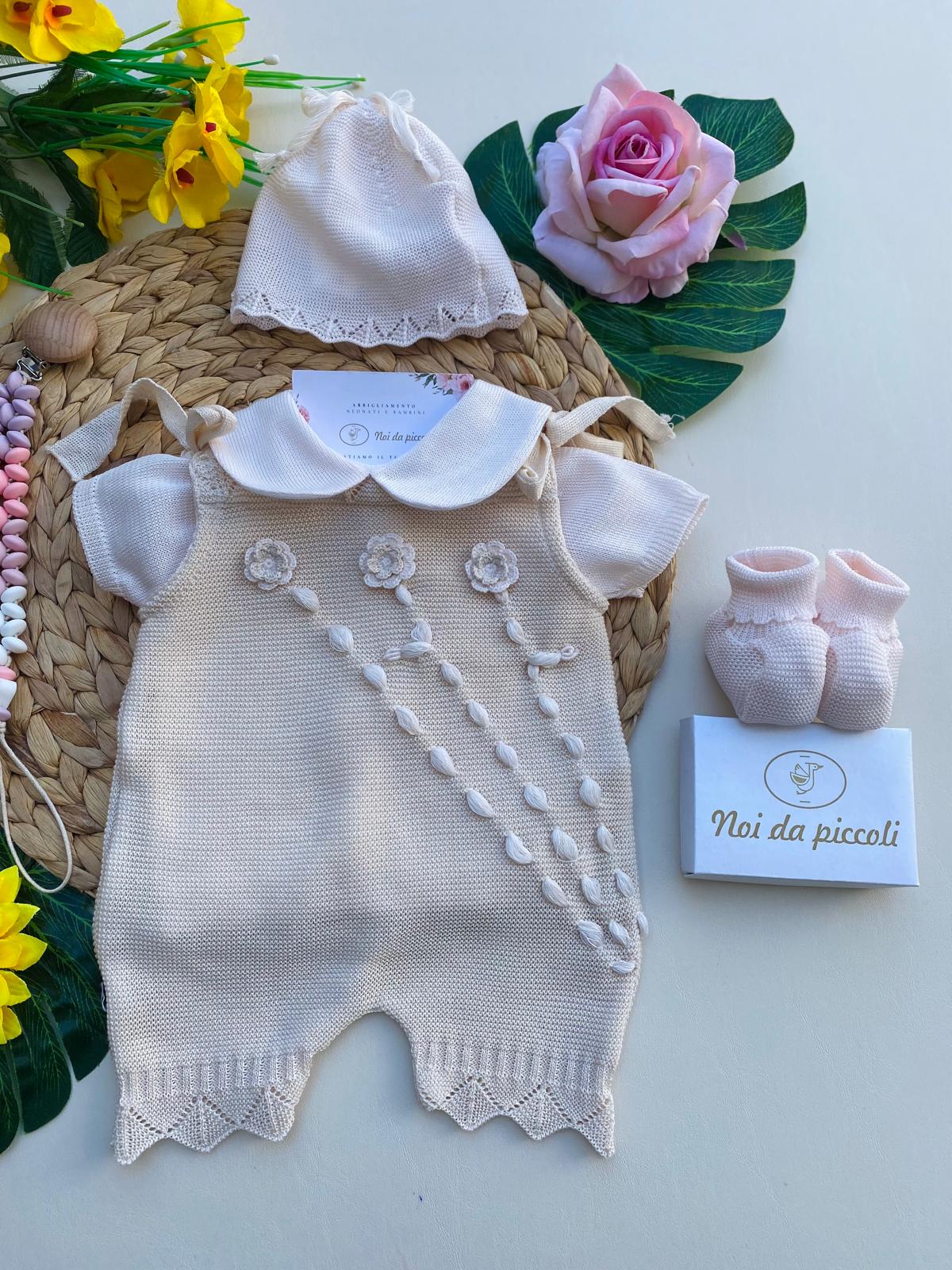 COMPLETO 2 PZ CON SET PARURE E SALOPETTE BEIGE CON FIORELLINI ROSA E MAGLIETTINA - Noi da piccoli