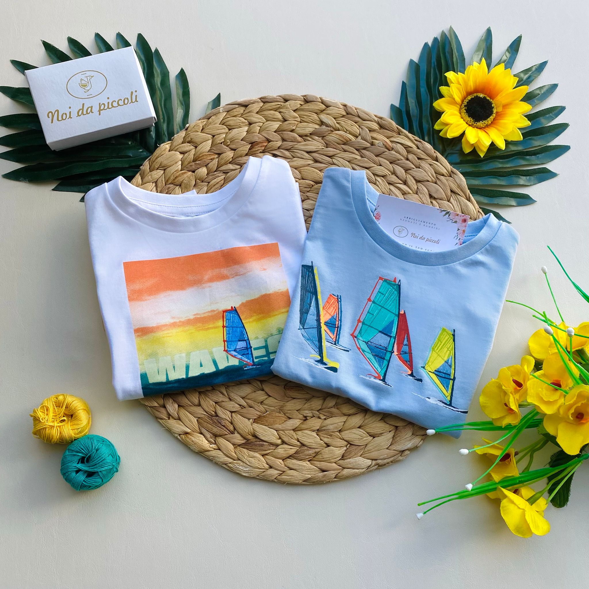 COMPLETO 2 PZ CON UNA MAGLIETTINA BIANCA E UN'ALTRA CIELO CON DISEGNINI - Noi da piccoli