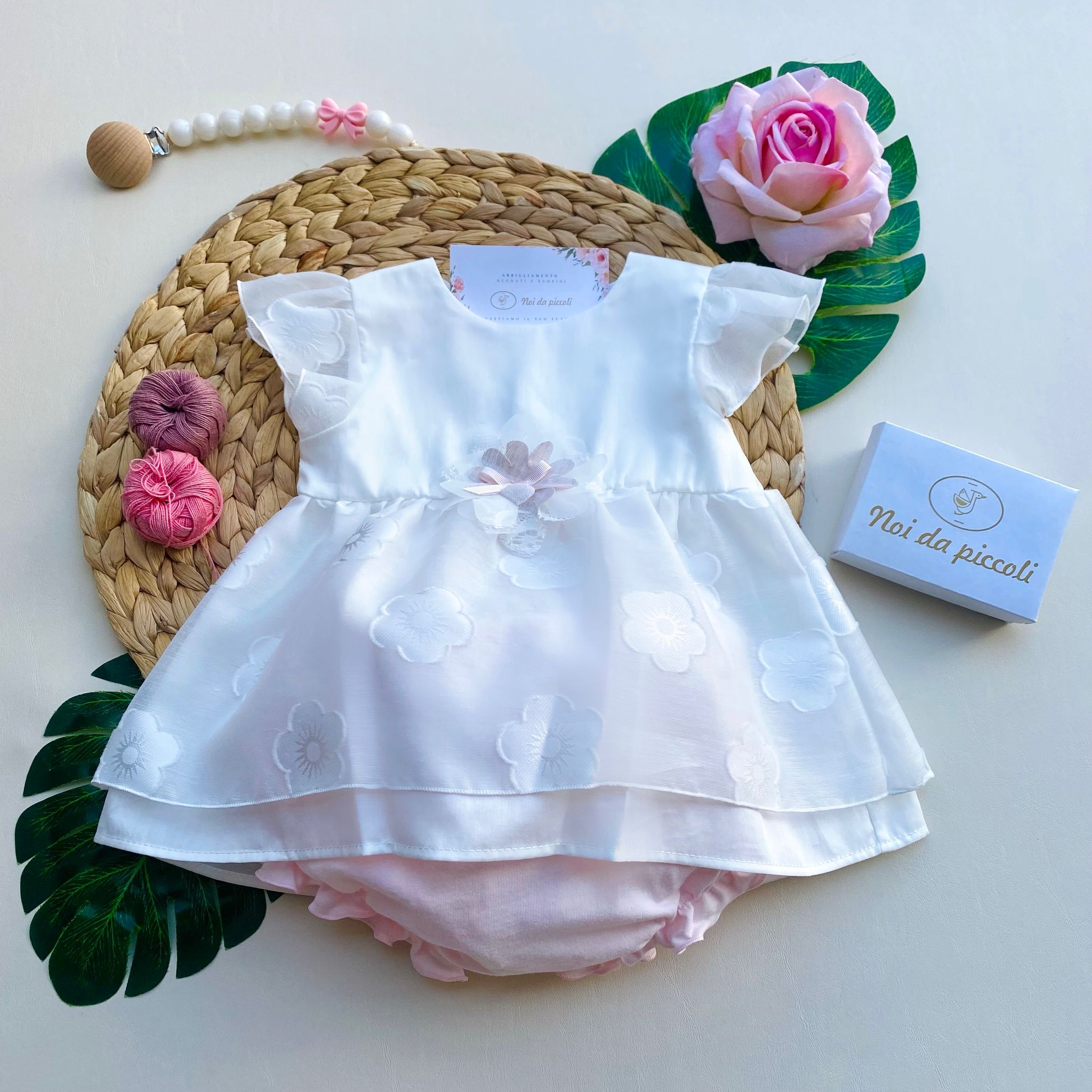 COMPLETO 2 PZ CON VESTINA BIANCA CON FIORELLINI E FIOCCHETTO ROSA E CULOTTINA ROSA - Noi da piccoli
