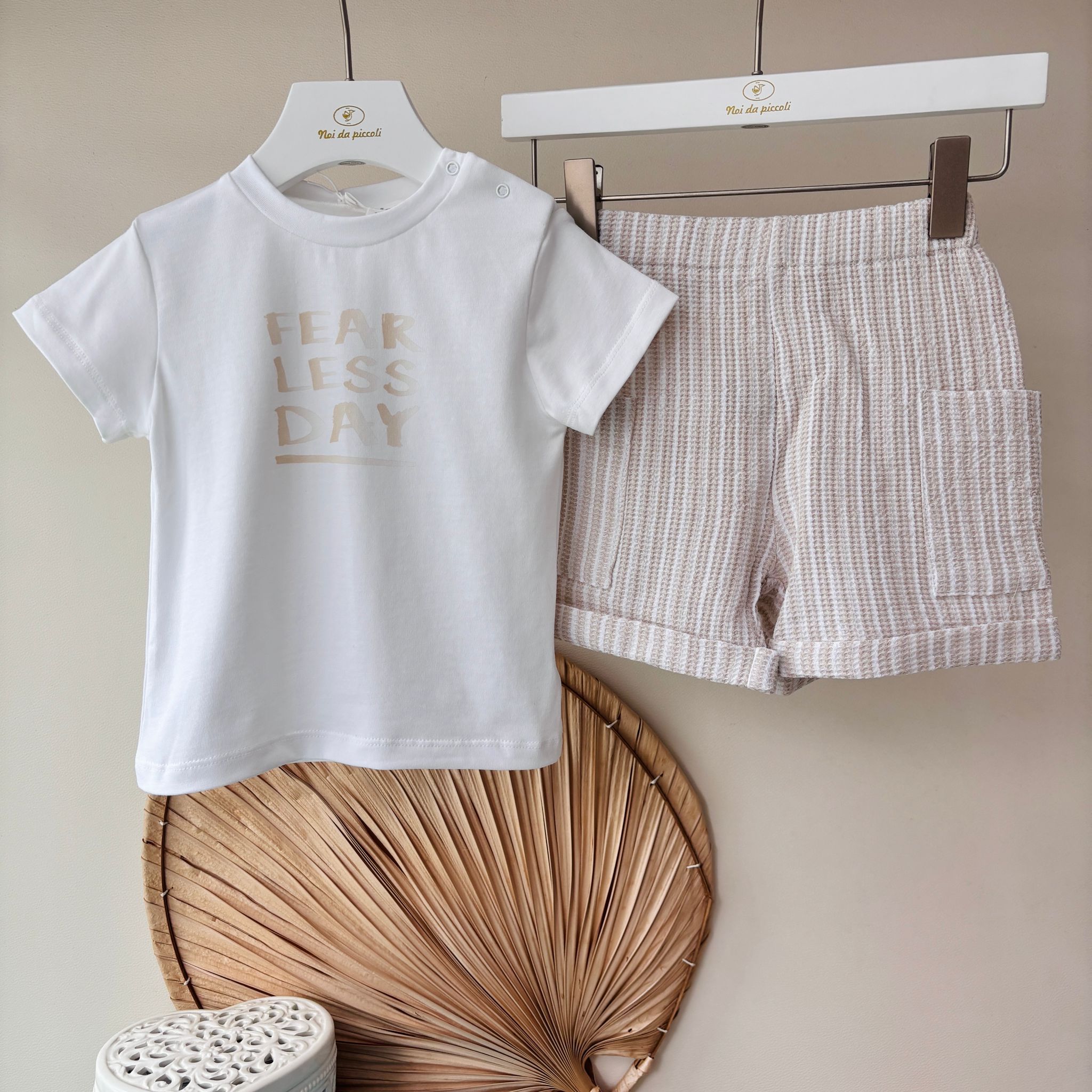 COMPLETO 2 PZ CORTO IN COTONE A RIGHE BIANCO BEIGE - Noi da piccoli