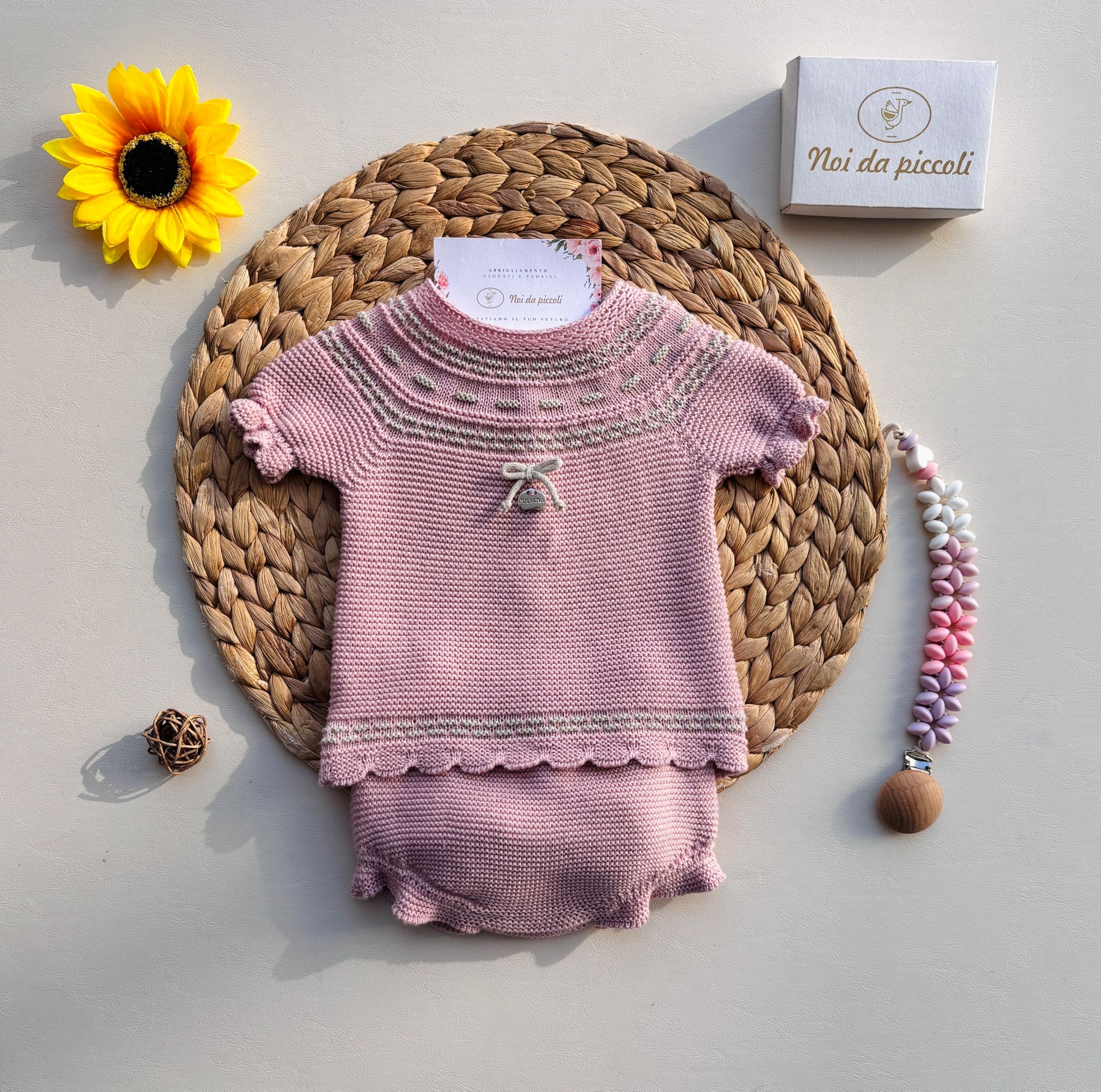 COMPLETO 2 PZ CORTO IN COTONE E ACRILICO CON RICAMI E FIOCCHETTINO MAQUILLAJE E BEIGE - Noi da piccoli