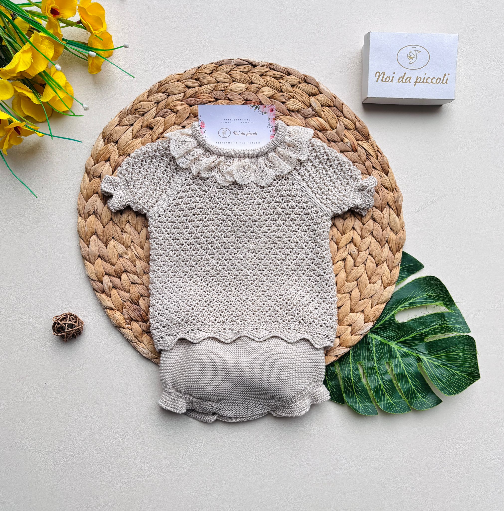 COMPLETO 2 PZ CORTO IN COTONE E ACRILICO CREMA CON COLLETTO MERLETTATO - Noi da piccoli