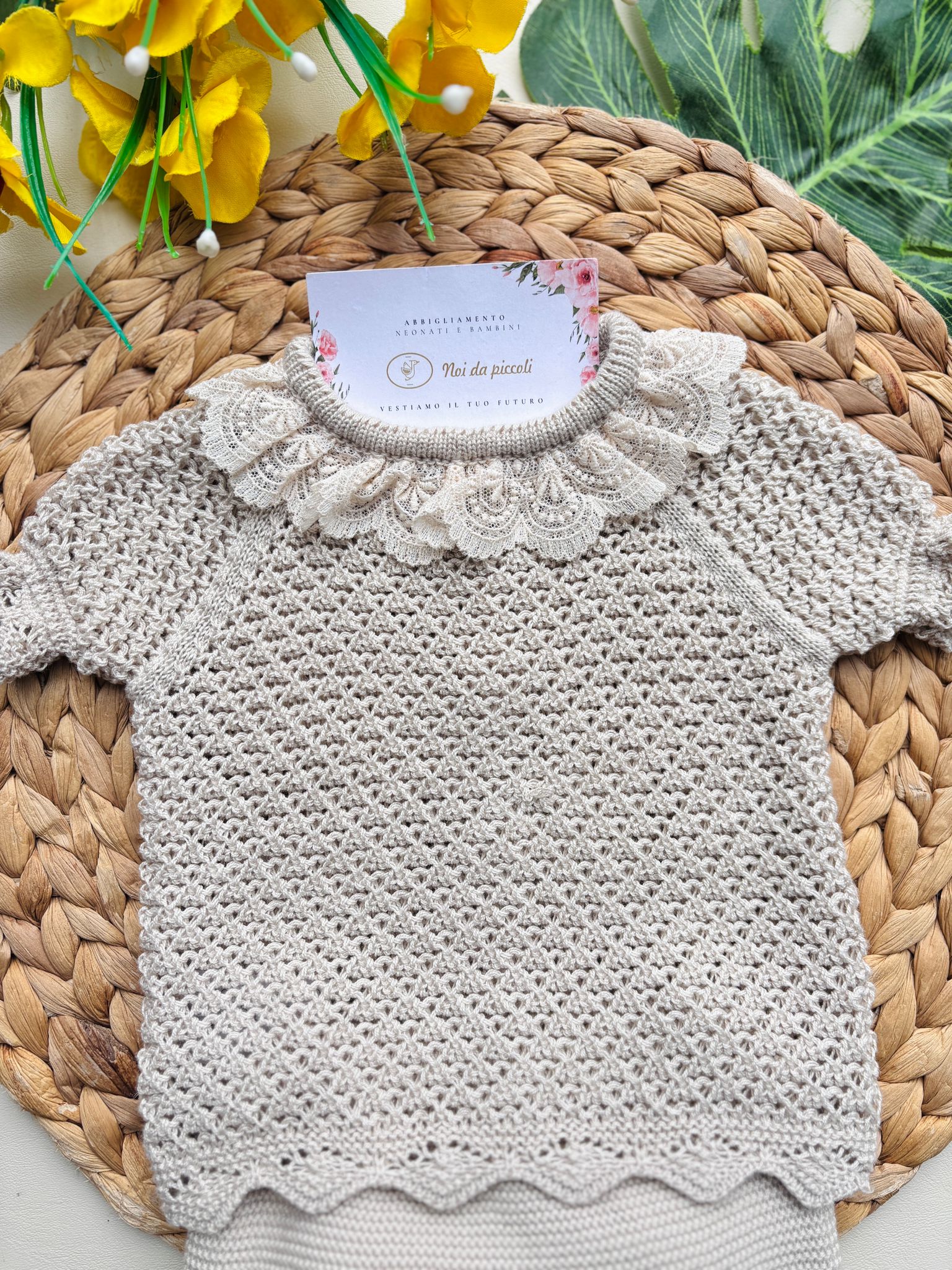 COMPLETO 2 PZ CORTO IN COTONE E ACRILICO CREMA CON COLLETTO MERLETTATO - Noi da piccoli