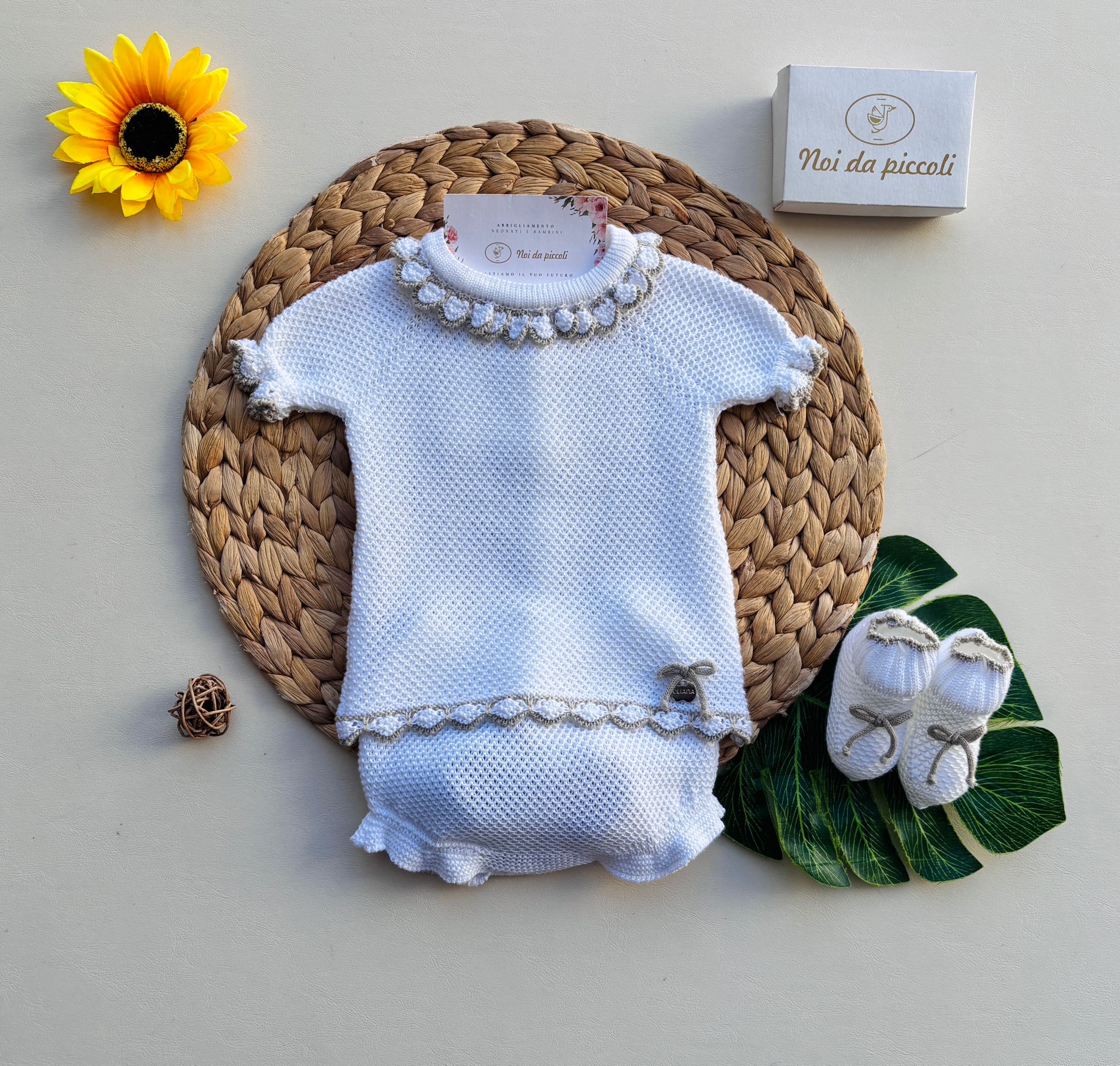 COMPLETO 2 PZ CORTO IN COTONE E ACRILICO E CON BABBUCCE BIANCO BEIGE - Noi da piccoli