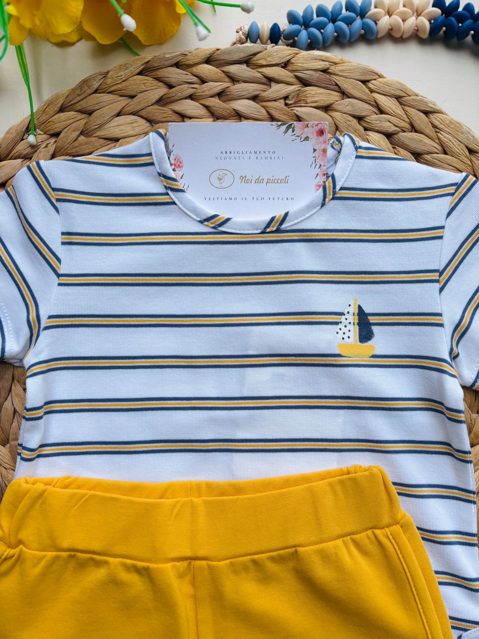 COMPLETO 2 PZ IN COTONE A RIGHE E BARCHETTA MOSTAZA - Noi da piccoli