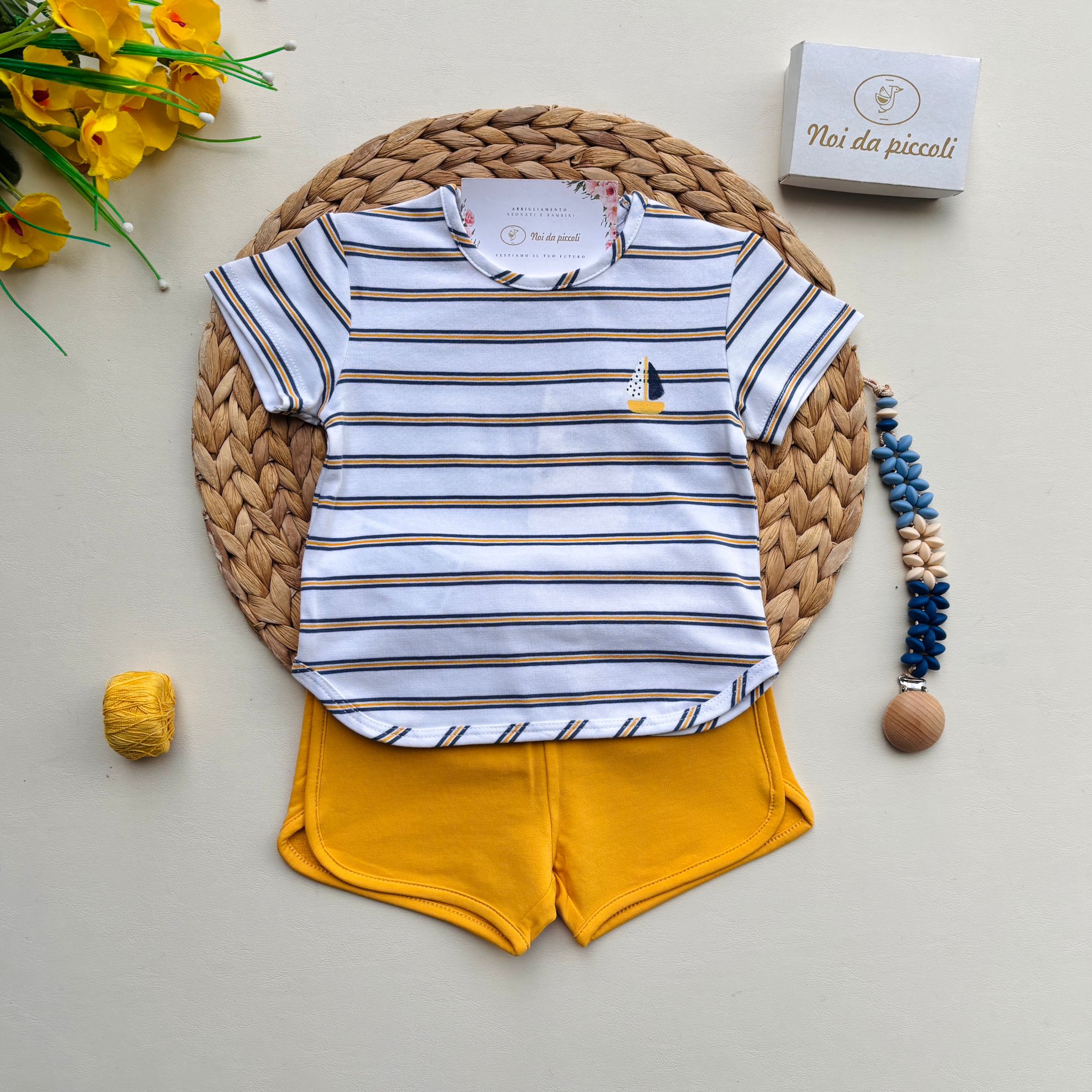 COMPLETO 2 PZ IN COTONE A RIGHE E BARCHETTA MOSTAZA - Noi da piccoli
