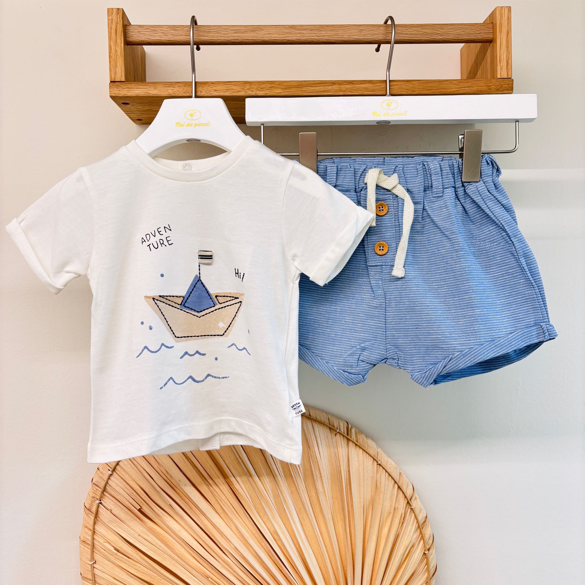 COMPLETO 2 PZ IN COTONE CON BARCHETTA BIANCO CIELO - Noi da piccoli