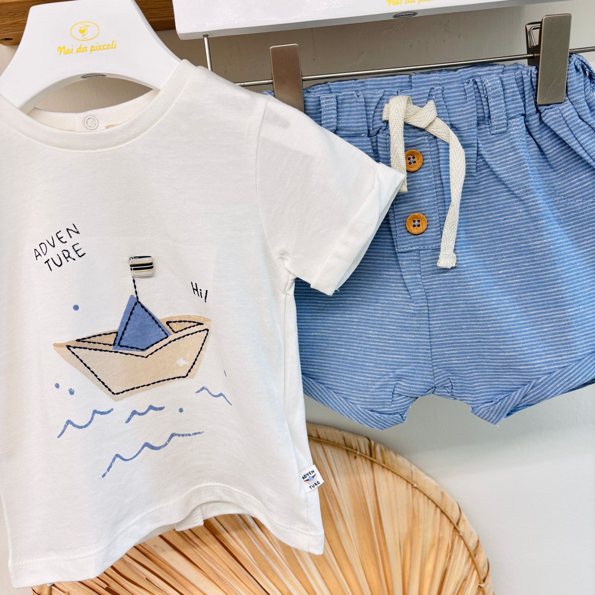 COMPLETO 2 PZ IN COTONE CON BARCHETTA BIANCO CIELO - Noi da piccoli