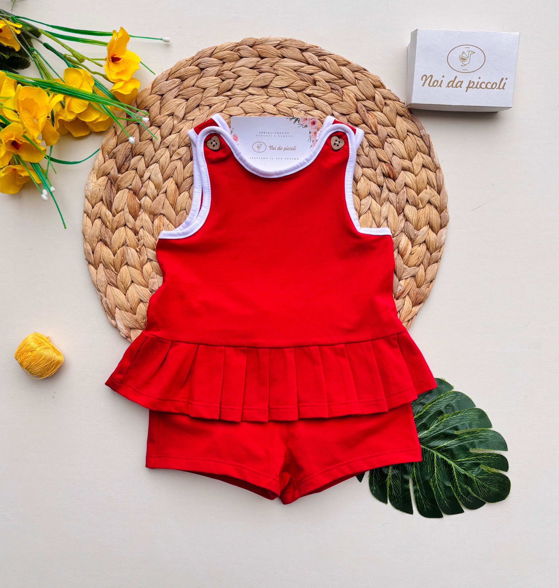 COMPLETO 2 PZ IN COTONE CON BOTTONCINI IN FINTO LEGNO A FORMA DI CUORICINO ROJO - Noi da piccoli