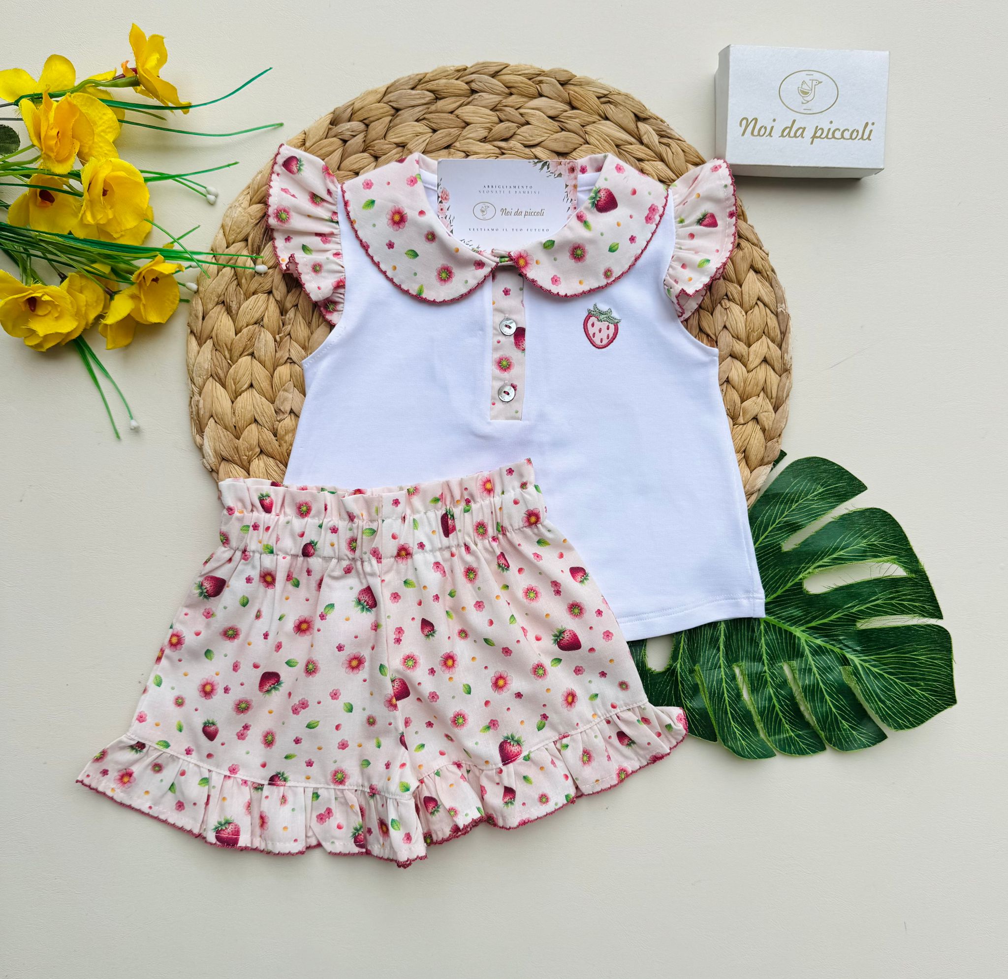COMPLETO 2 PZ IN COTONE CON FIORELLINI E FRAGOLINE ROSA - Noi da piccoli