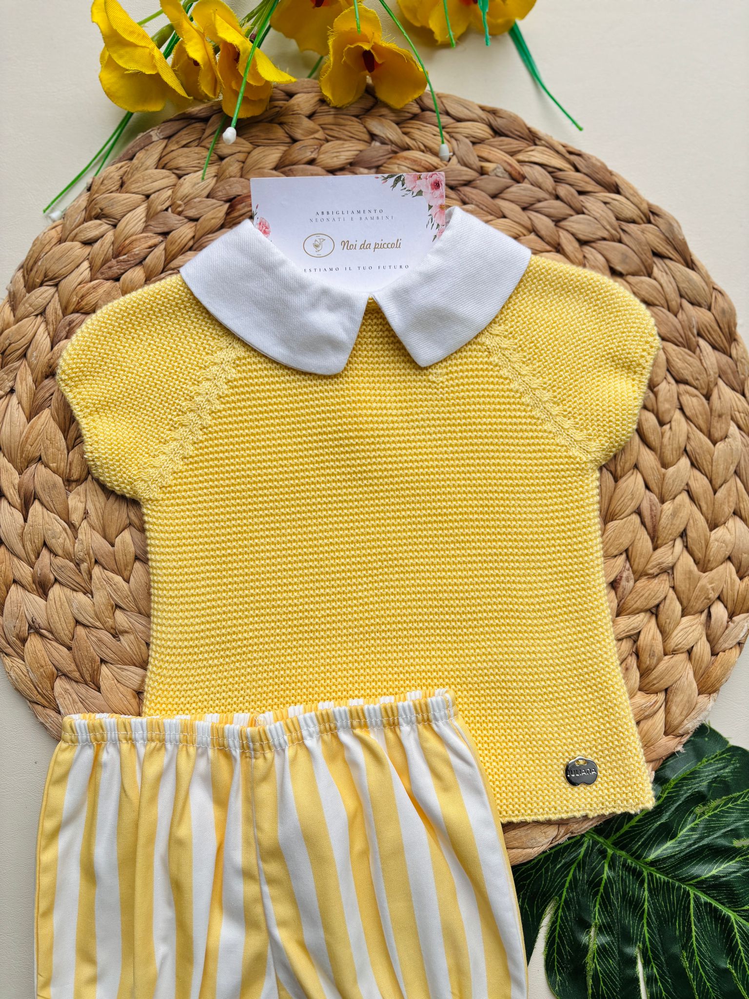COMPLETO 2 PZ IN COTONE E ACRILICO AMARILLO CON COLLETTO BIANCO - Noi da piccoli
