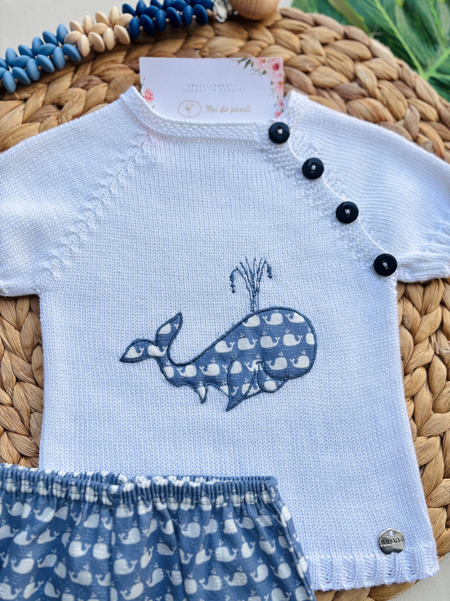 COMPLETO 2 PZ IN COTONE E ACRILICO CON BALENE E BOTTONCINI Bianco Cielo - Noi da piccoli
