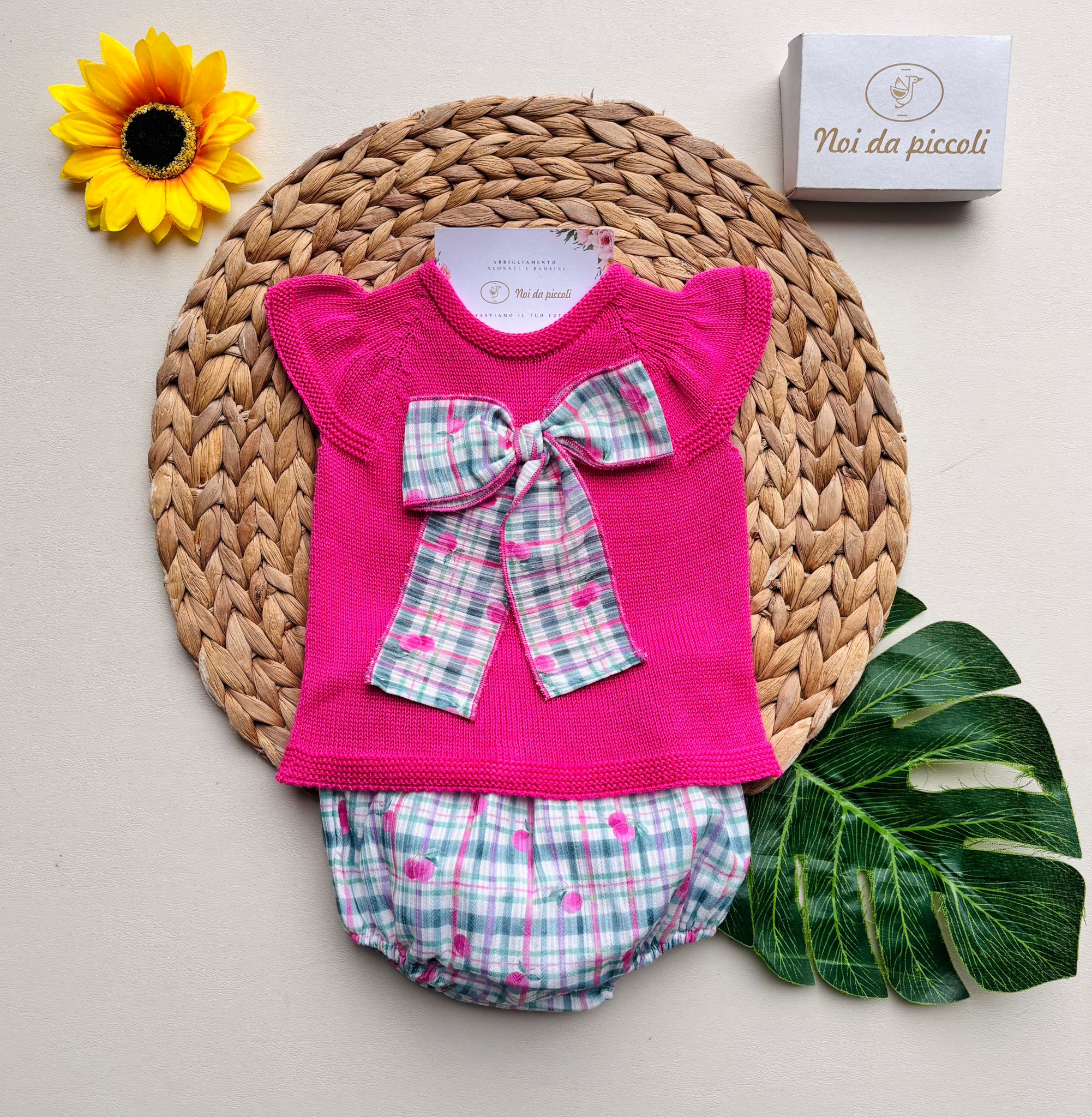 COMPLETO 2 PZ IN COTONE E ACRILICO CON FIOCCO CENTRALE A QUADRONI FUCSIA - Noi da piccoli