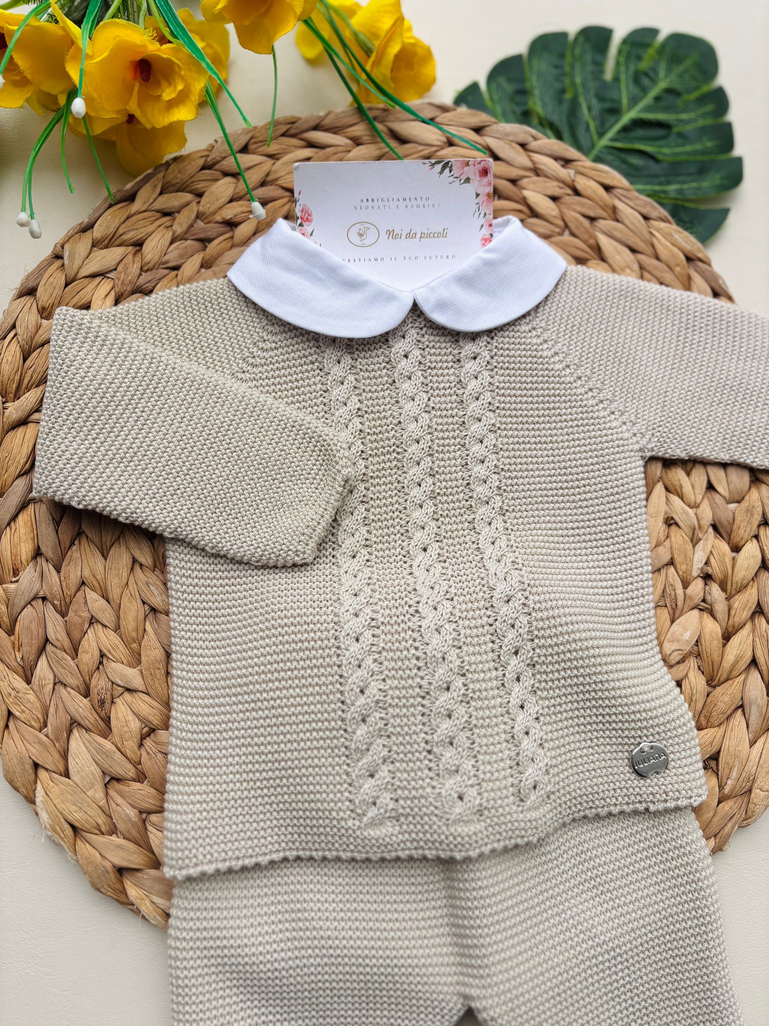 COMPLETO 2 PZ IN COTONE E ACRILICO CON RICAMI AD INTRECCIO E COLLETTO BIANCO CREMA - Noi da piccoli