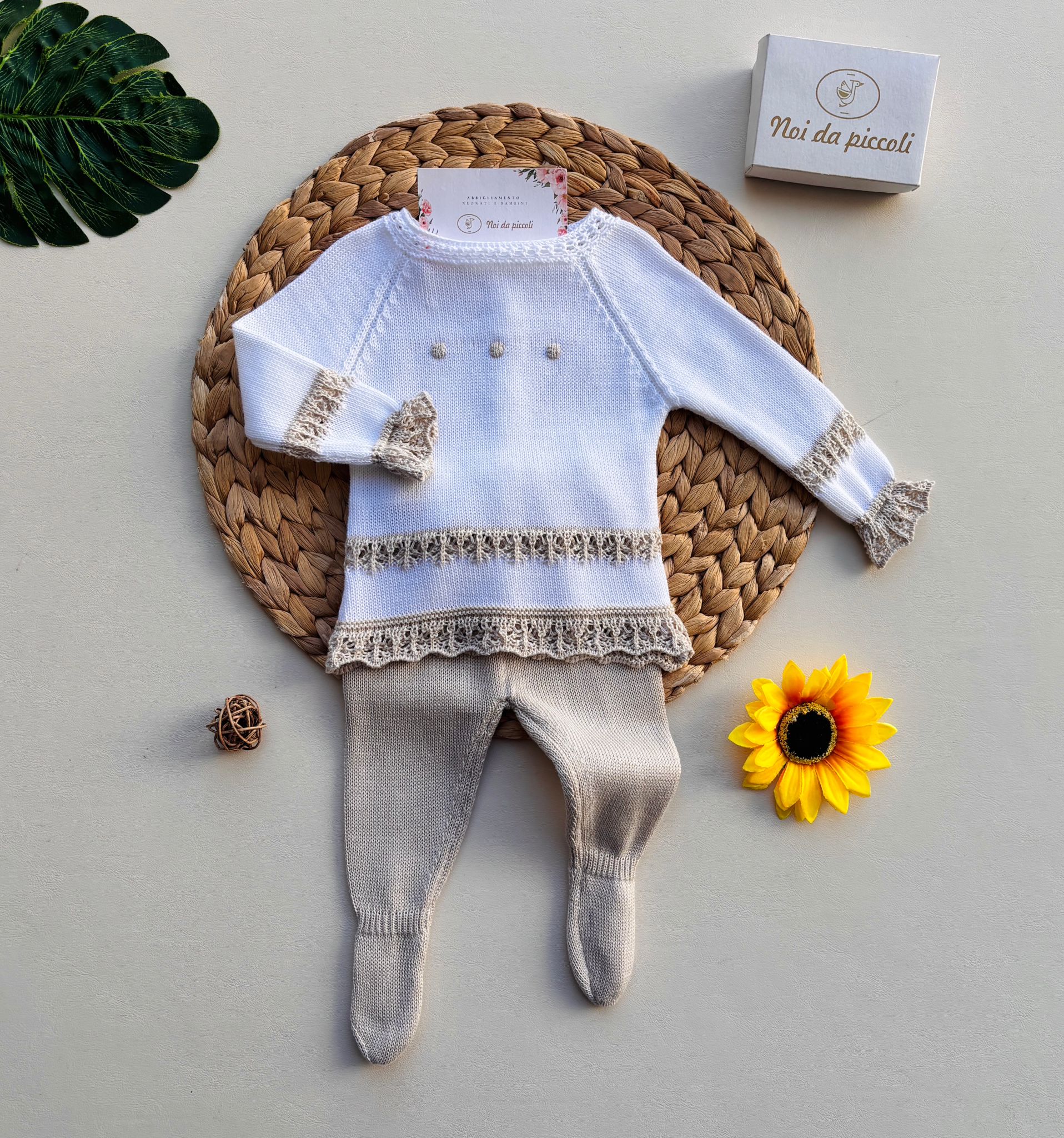 COMPLETO 2 PZ IN COTONE E ACRILICO CON RICAMI BIANCO BEIGE - Noi da piccoli