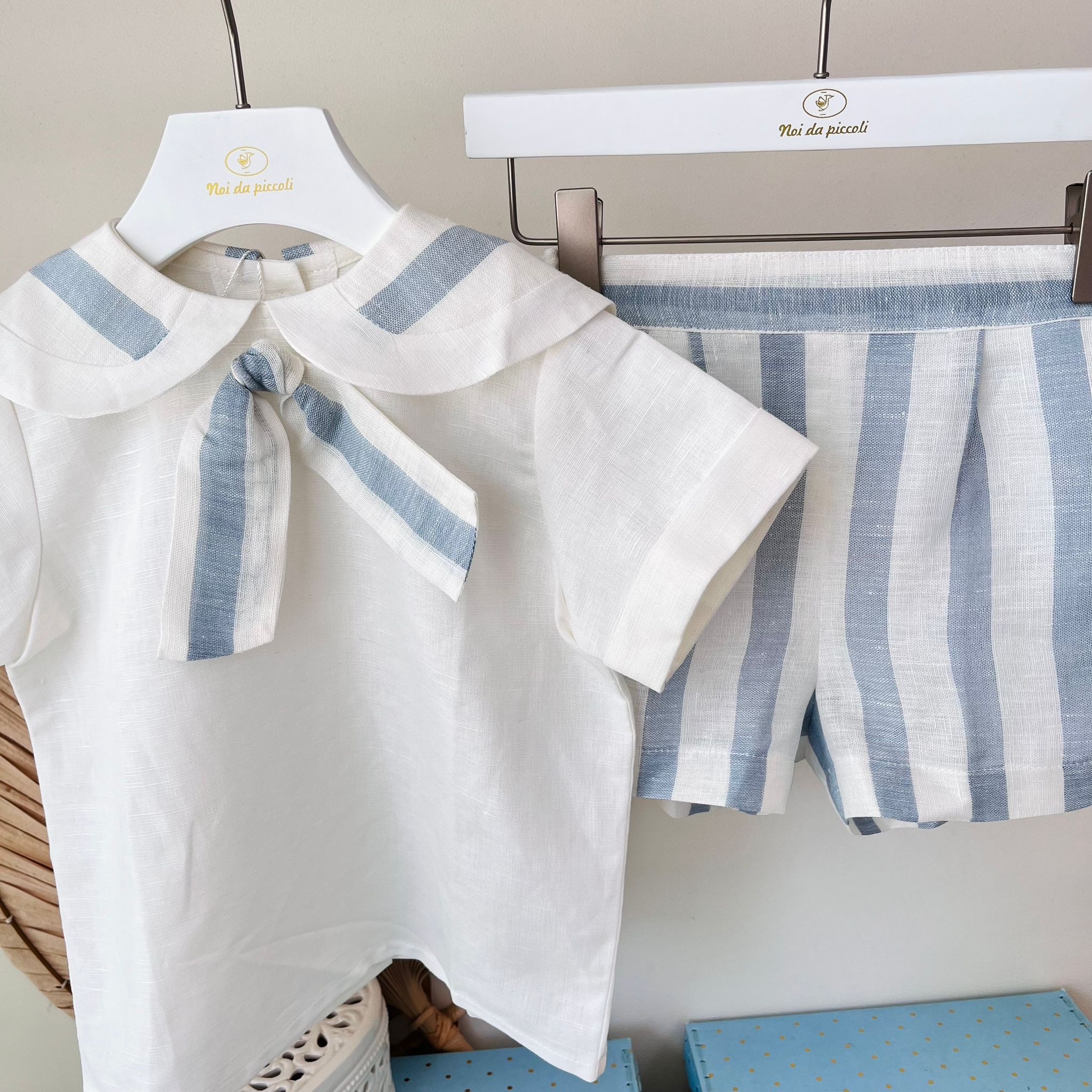 COMPLETO 2 PZ IN COTONE E LINO A RIGHE BIANCO CIELO - Noi da piccoli
