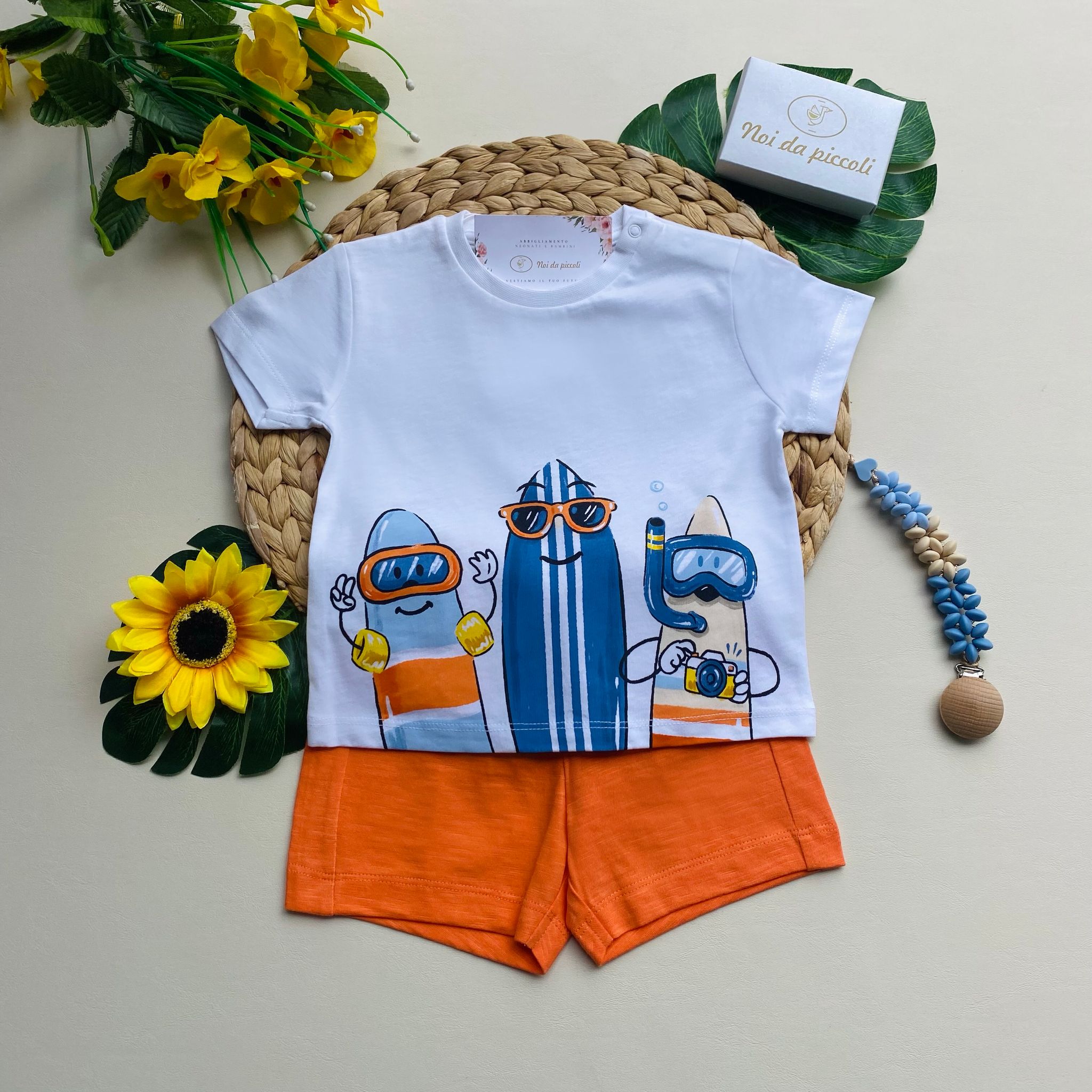 completo 2 pz magliettina bianca con disegnini e pantaloncino corallo - Noi da piccoli