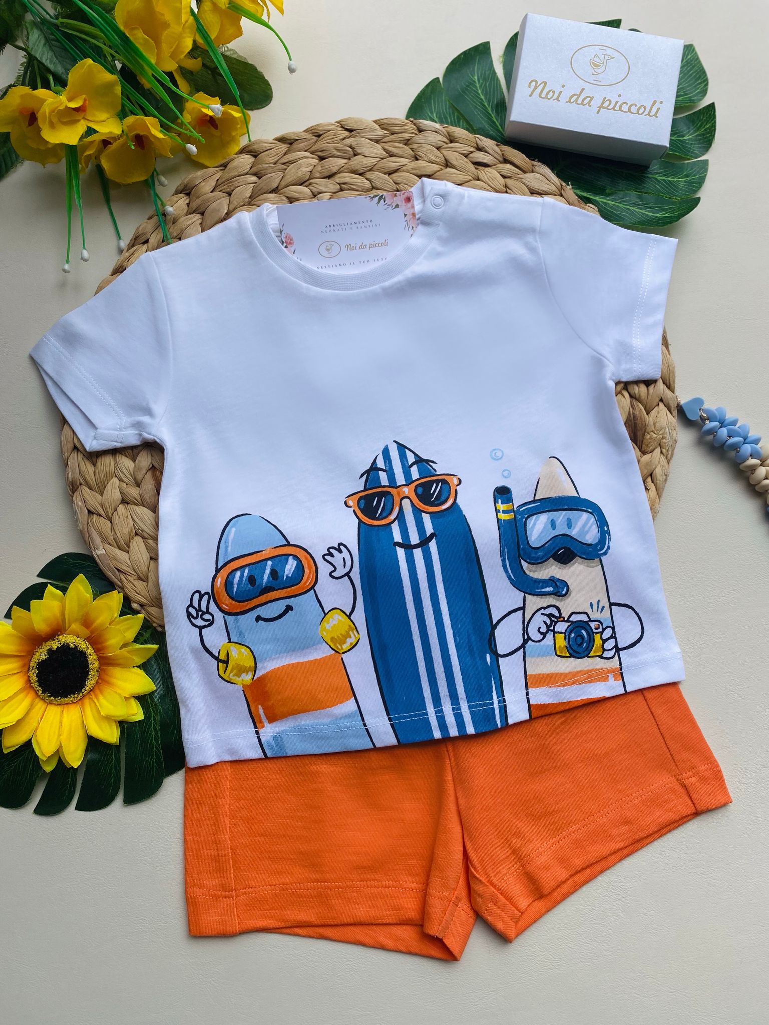 completo 2 pz magliettina bianca con disegnini e pantaloncino corallo - Noi da piccoli