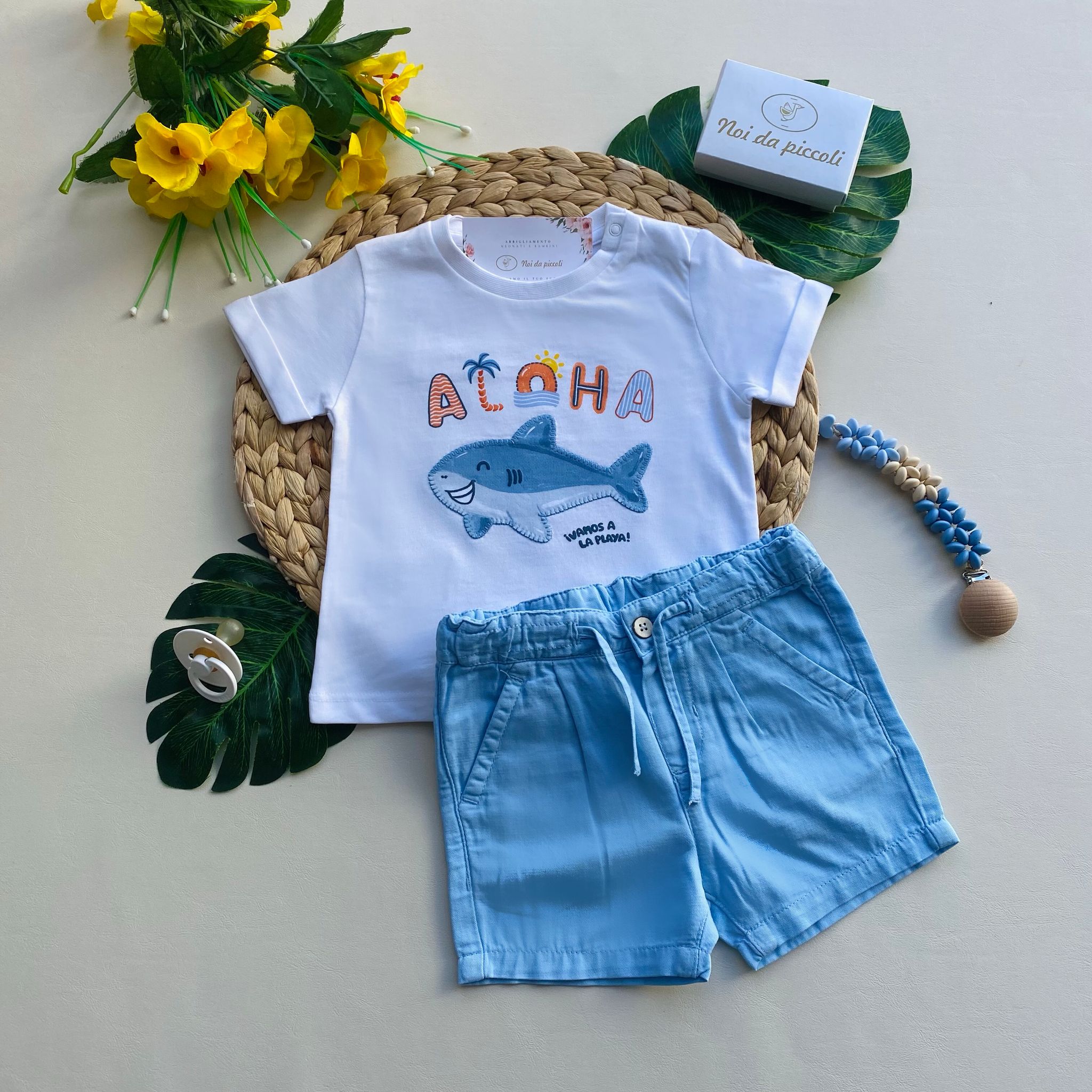 completo 2 pz pantaloncino cielo e magliettina bianca con disegnini - Noi da piccoli