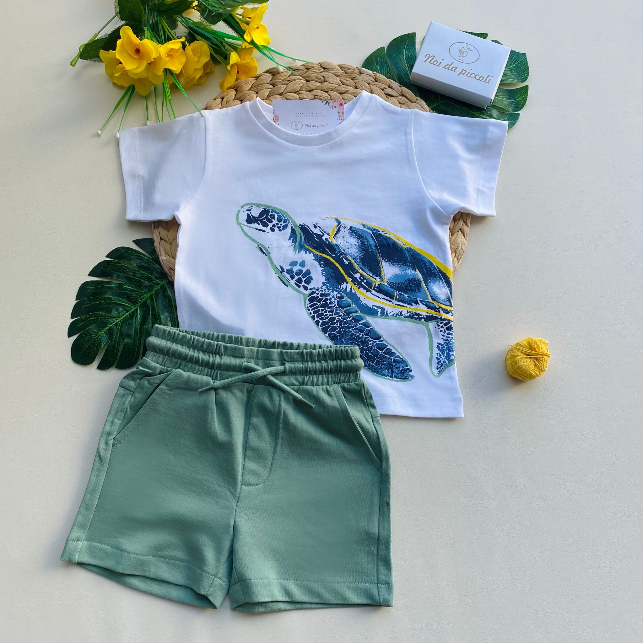 completo 2 pz pantaloncino verde e magliettina bianca con disegnini - Noi da piccoli