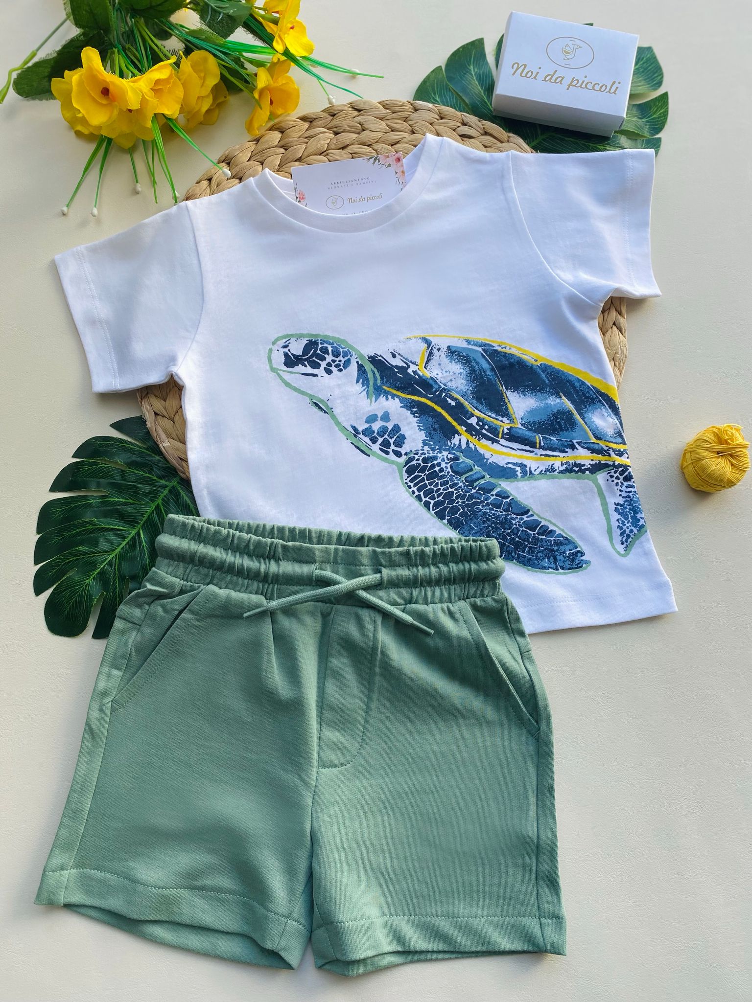 completo 2 pz pantaloncino verde e magliettina bianca con disegnini - Noi da piccoli